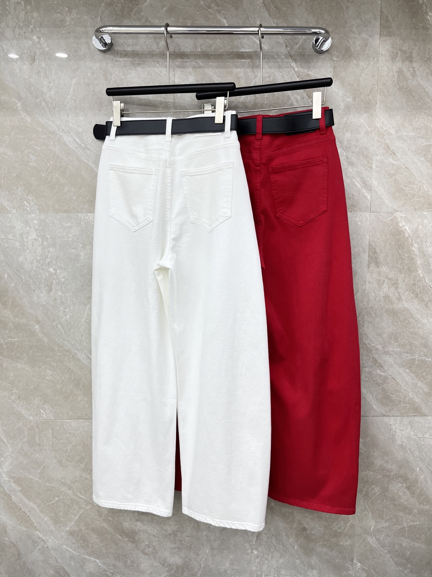 🛒𝐍𝐄𝐖 · 𝟐𝟎𝟐6/爆款现货【早春新款】原创｜设计师镰刀型牛仔裤 这款牛仔裤选用优质面料，工艺洗水，