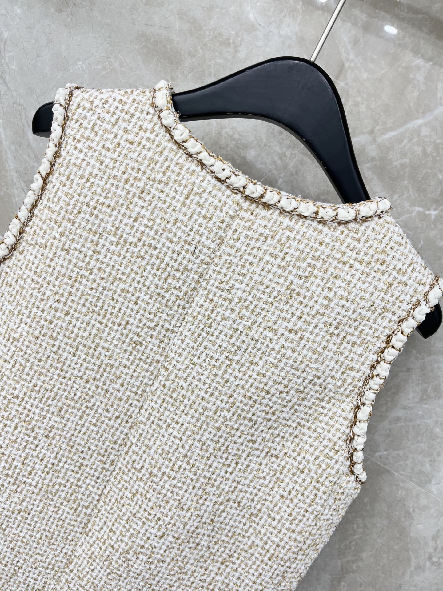 🛒𝐍𝐄𝐖 · 𝟐𝟎𝟐6/爆款现货原单品质 Cha*｜26早春新品粗花呢V领马甲外套 系列款混色纱线设计 