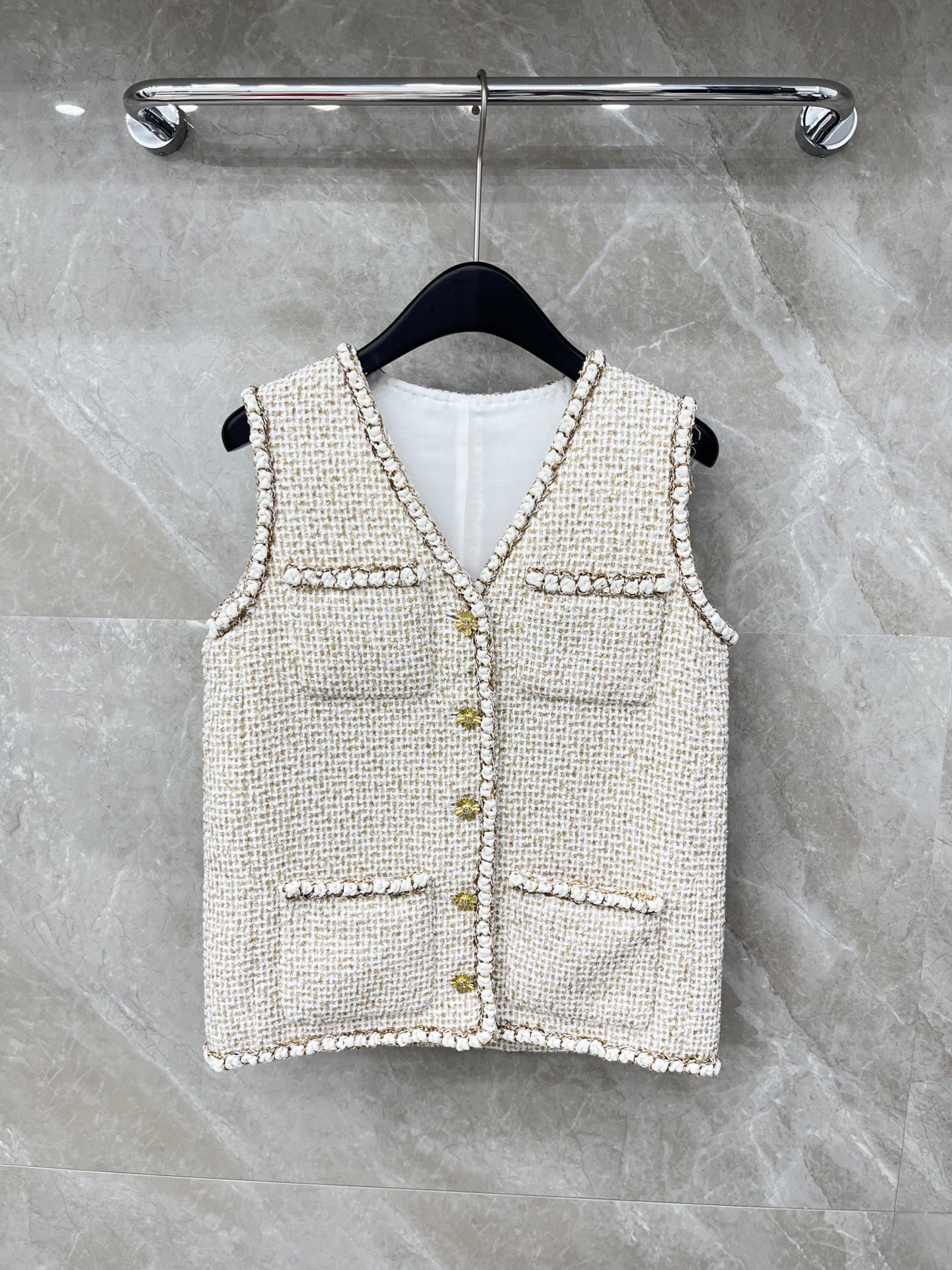 🛒𝐍𝐄𝐖 · 𝟐𝟎𝟐6/爆款现货原单品质 Cha*｜26早春新品粗花呢V领马甲外套 系列款混色纱线设计 