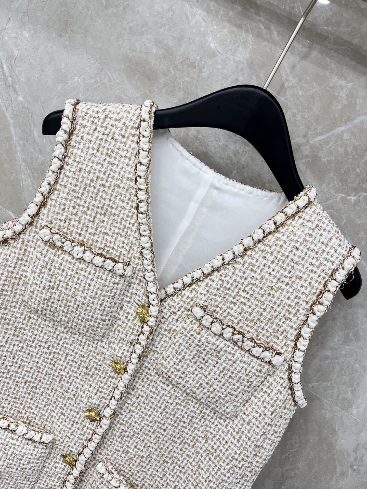 🛒𝐍𝐄𝐖 · 𝟐𝟎𝟐6/爆款现货原单品质 Cha*｜26早春新品粗花呢V领马甲外套 系列款混色纱线设计 