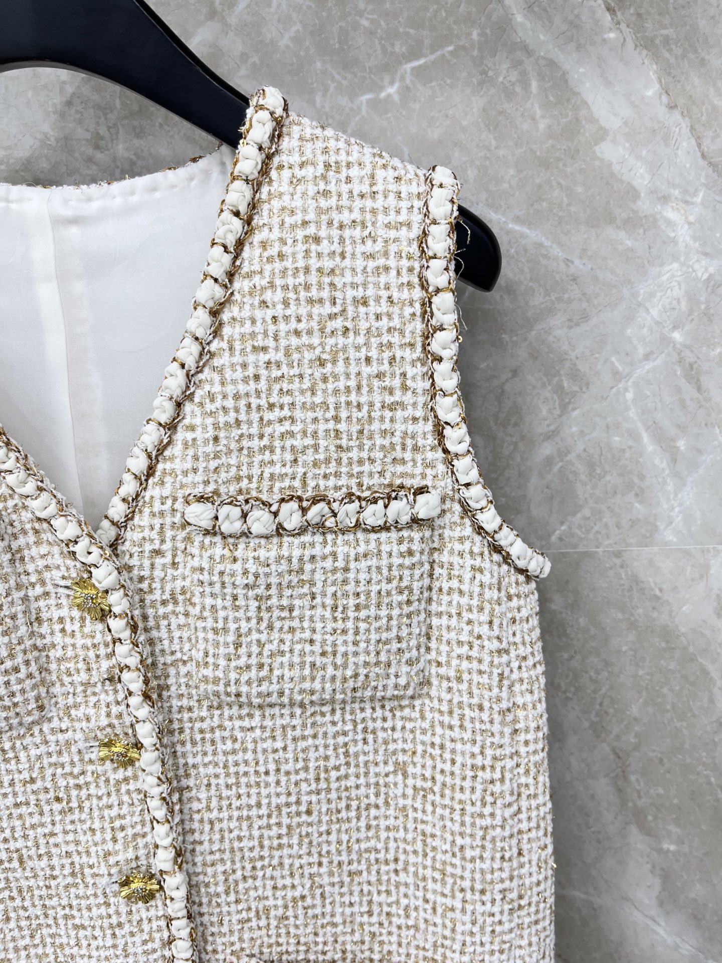 🛒𝐍𝐄𝐖 · 𝟐𝟎𝟐6/爆款现货原单品质 Cha*｜26早春新品粗花呢V领马甲外套 系列款混色纱线设计 