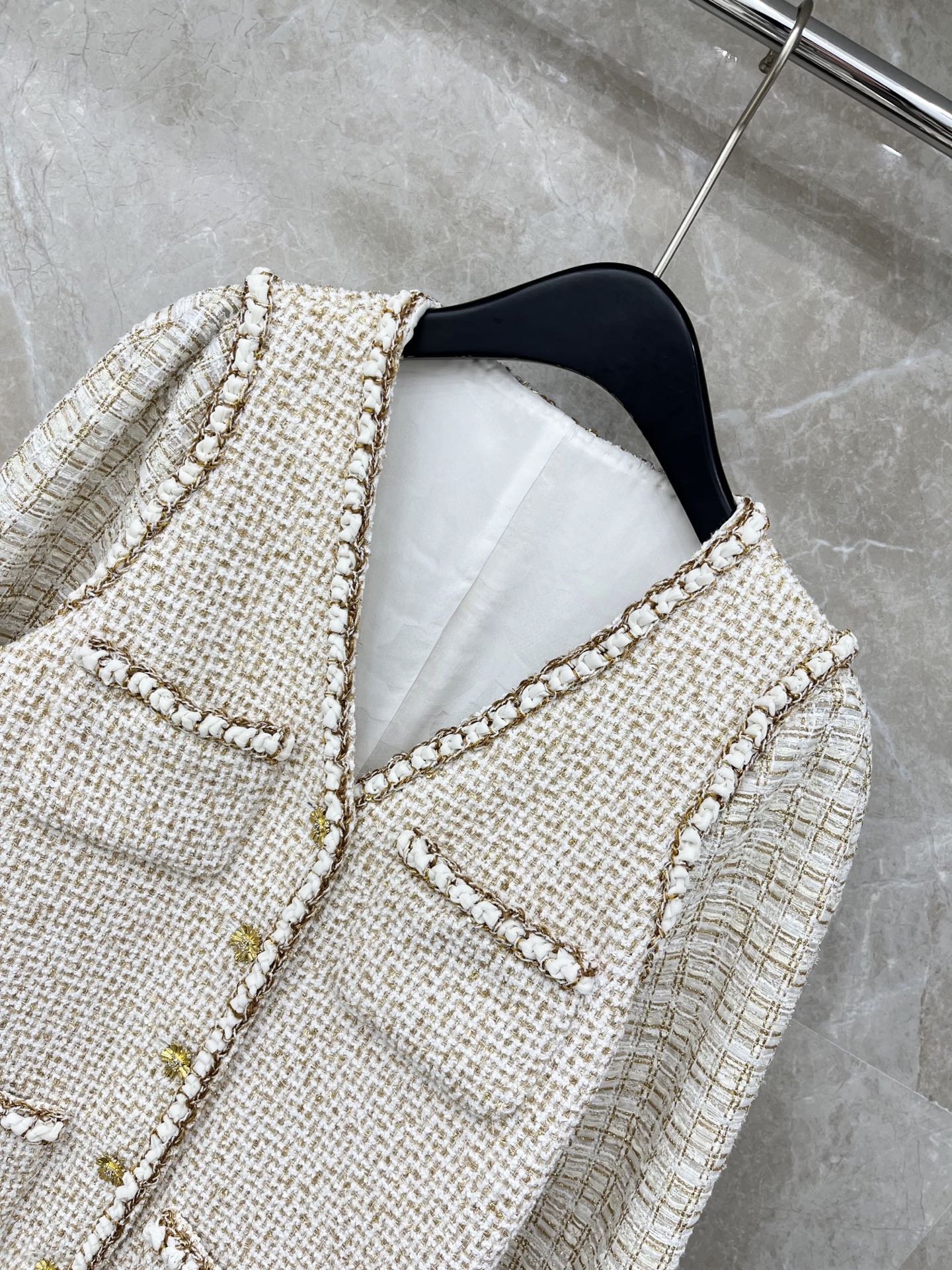 🛒𝐍𝐄𝐖 · 𝟐𝟎𝟐6/爆款现货原单品质 Cha*｜26早春新品粗花呢V领外套 系列款混色纱线设计 真丝