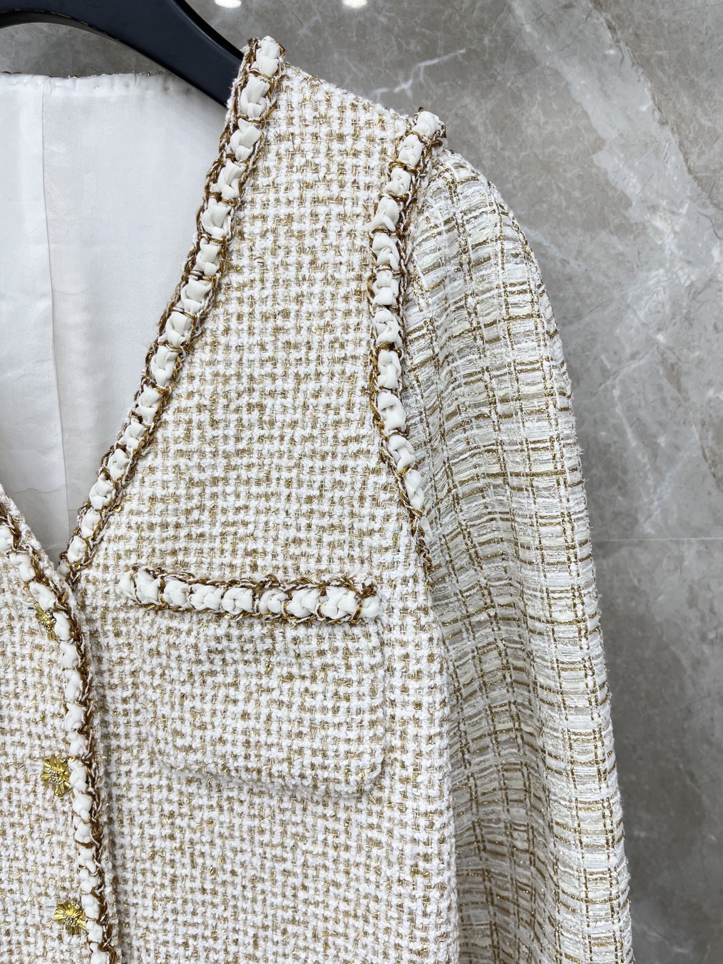 🛒𝐍𝐄𝐖 · 𝟐𝟎𝟐6/爆款现货原单品质 Cha*｜26早春新品粗花呢V领外套 系列款混色纱线设计 真丝