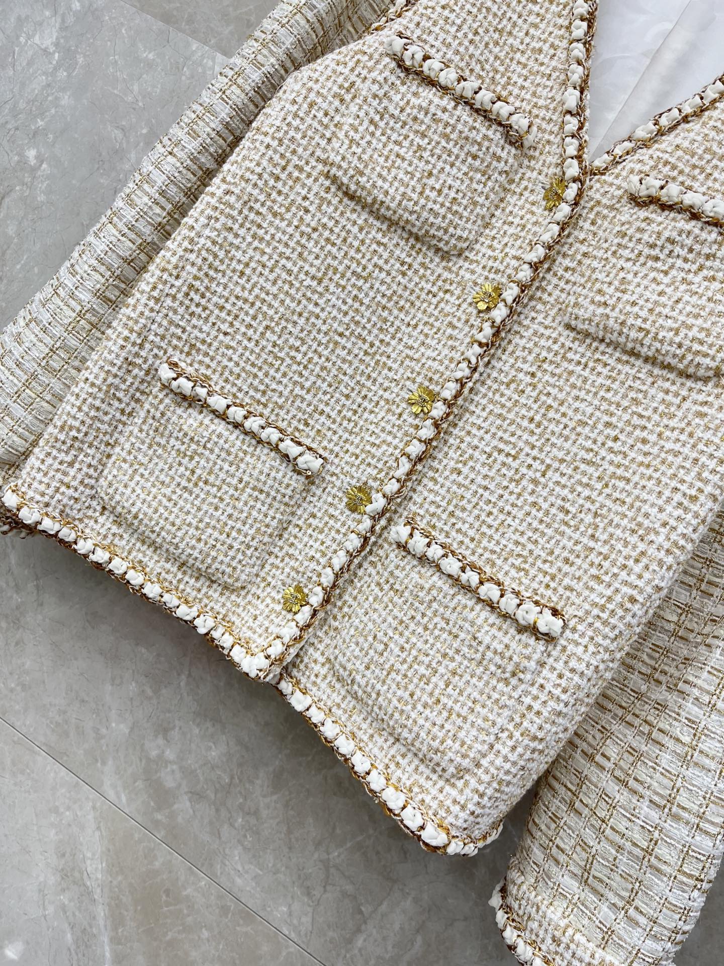 🛒𝐍𝐄𝐖 · 𝟐𝟎𝟐6/爆款现货原单品质 Cha*｜26早春新品粗花呢V领外套 系列款混色纱线设计 真丝