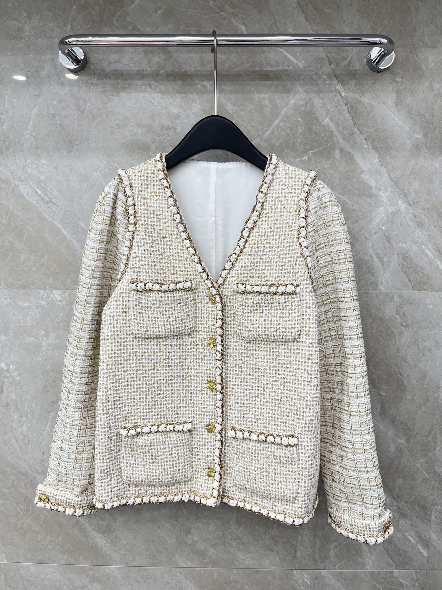 🛒𝐍𝐄𝐖 · 𝟐𝟎𝟐6/爆款现货原单品质 Cha*｜26早春新品粗花呢V领外套 系列款混色纱线设计 真丝