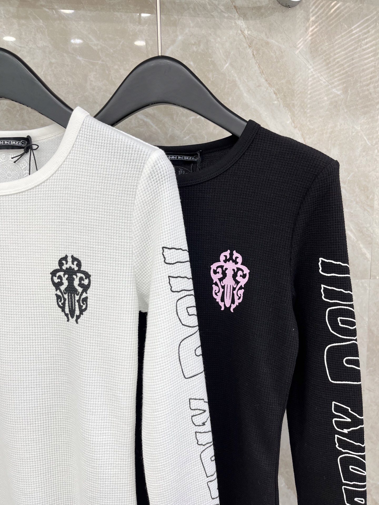 🛒𝐍𝐄𝐖 · 𝟐𝟎𝟐6/爆款现货原单品质 克罗星｜2026新款长袖印花T高品质时尚潮流上身的触感谁穿谁知