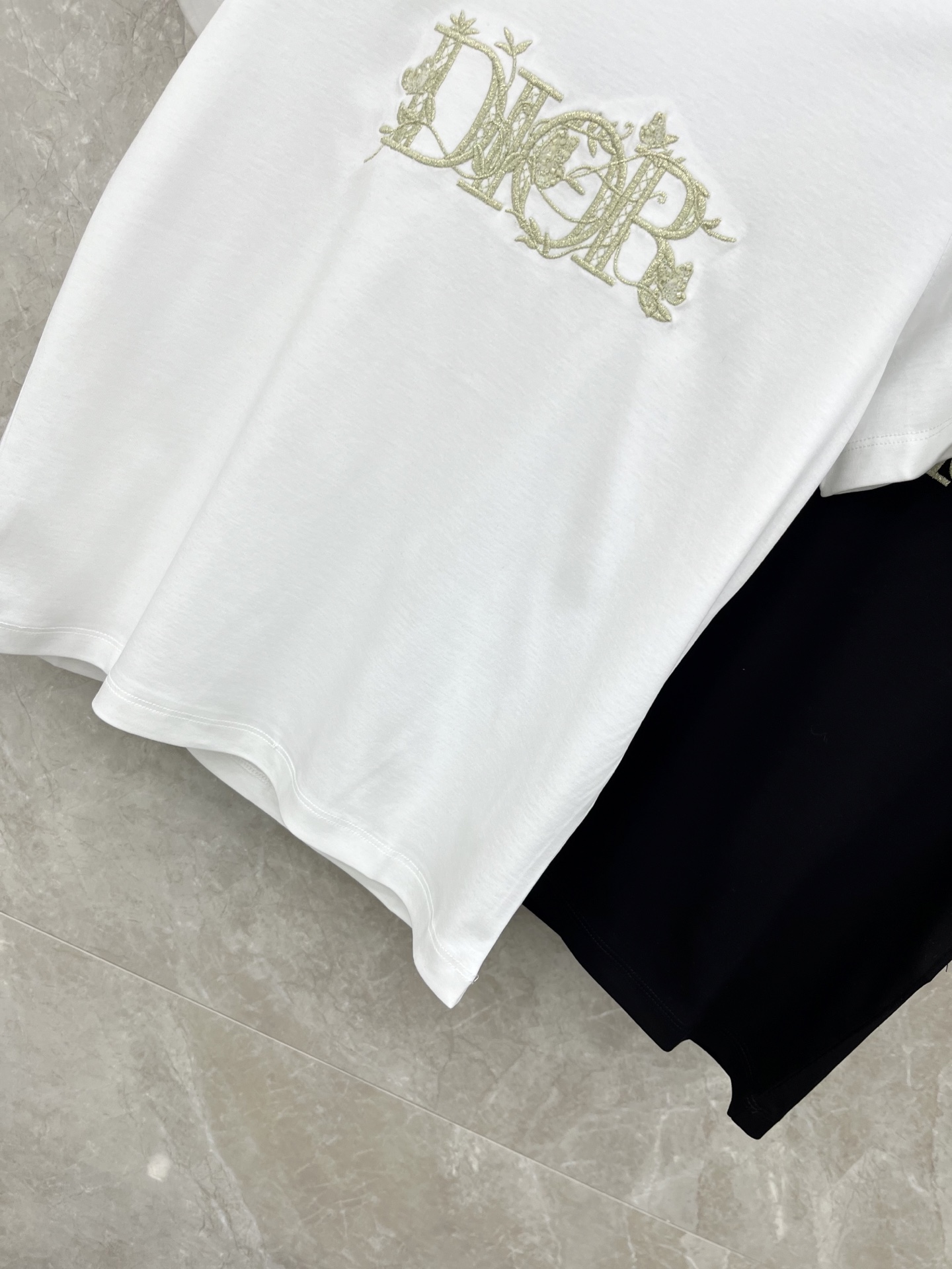 🛒𝐍𝐄𝐖 · 𝟐𝟎𝟐6/爆款现货原单品质 Dio*｜26新品刺绣短袖T恤精致宽松版型上身巨显瘦！男女同款