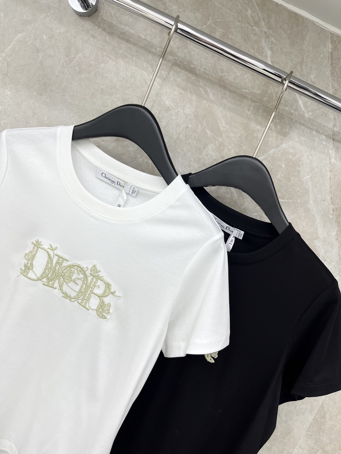 🛒𝐍𝐄𝐖 · 𝟐𝟎𝟐6/爆款现货原单品质 Dio*｜26新品刺绣短袖T恤精致宽松版型上身巨显瘦！男女同款