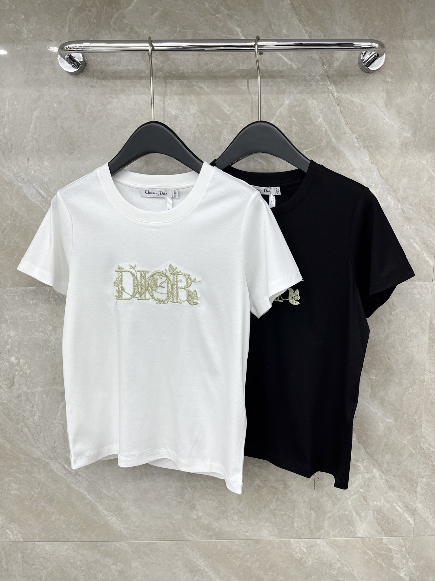 🛒𝐍𝐄𝐖 · 𝟐𝟎𝟐6/爆款现货原单品质 Dio*｜26新品刺绣短袖T恤精致宽松版型上身巨显瘦！男女同款