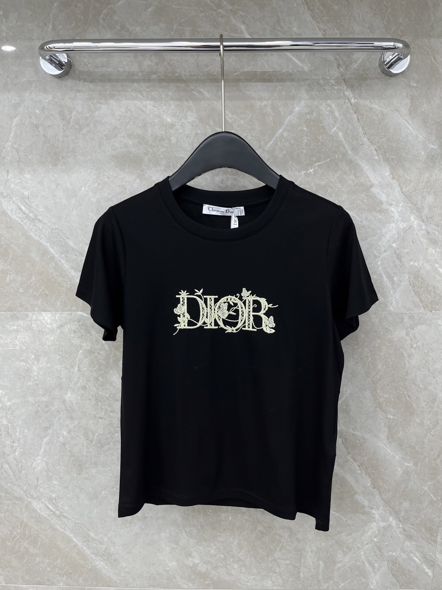 🛒𝐍𝐄𝐖 · 𝟐𝟎𝟐6/爆款现货原单品质 Dio*｜26新品刺绣短袖T恤精致宽松版型上身巨显瘦！男女同款