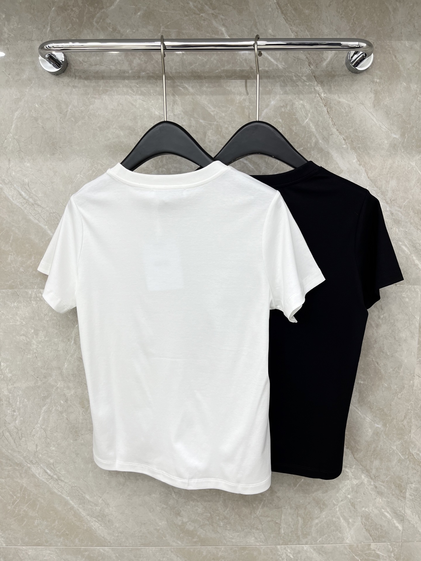 🛒𝐍𝐄𝐖 · 𝟐𝟎𝟐6/爆款现货原单品质 Dio*｜26新品刺绣短袖T恤精致宽松版型上身巨显瘦！男女同款