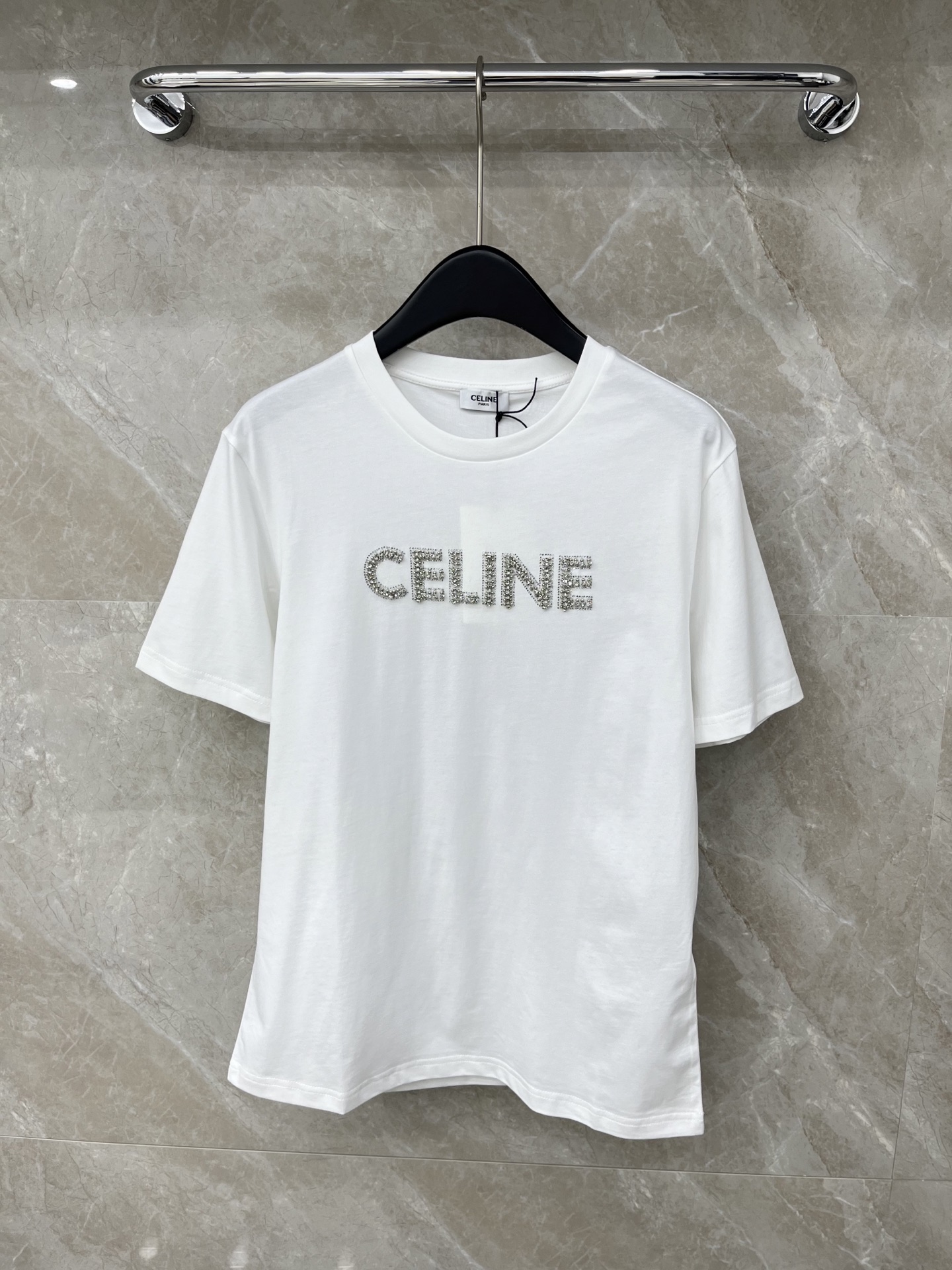 🛒𝐍𝐄𝐖 · 𝟐𝟎𝟐6/爆款现货原单品质 Celin*｜26新品烫钻订珠短袖T恤精致宽松版型上身巨显瘦！