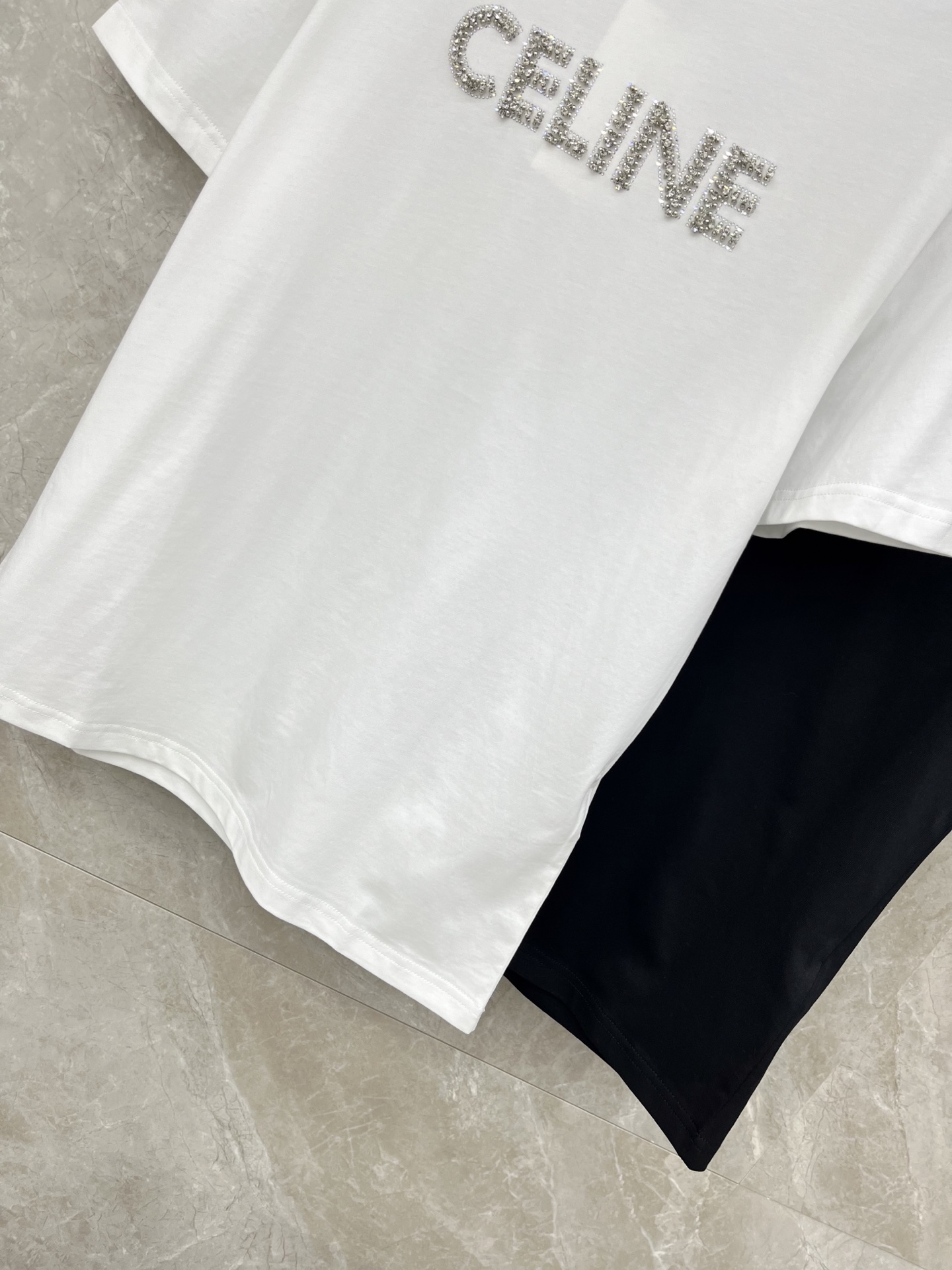 🛒𝐍𝐄𝐖 · 𝟐𝟎𝟐6/爆款现货原单品质 Celin*｜26新品烫钻订珠短袖T恤精致宽松版型上身巨显瘦！
