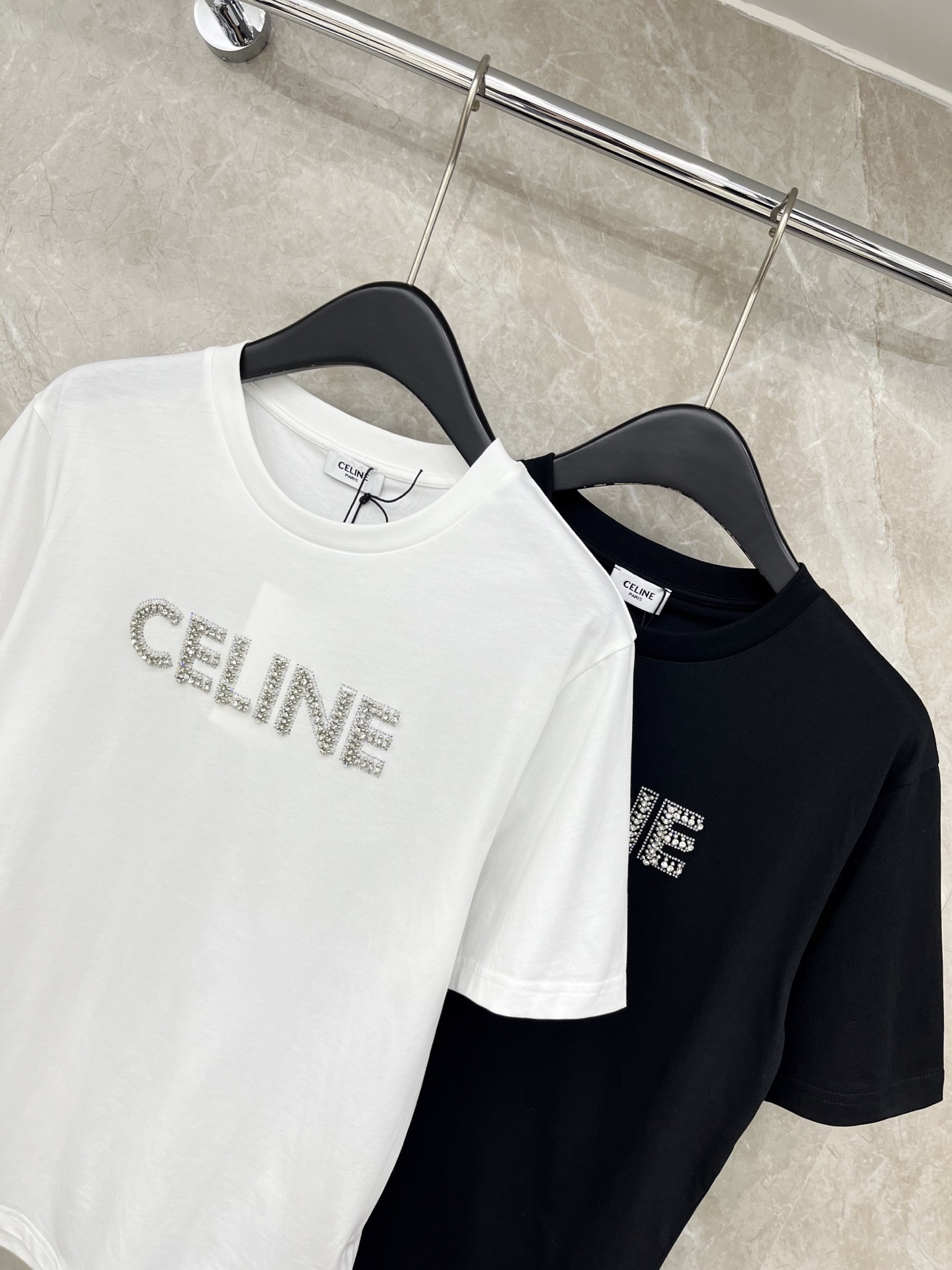 🛒𝐍𝐄𝐖 · 𝟐𝟎𝟐6/爆款现货原单品质 Celin*｜26新品烫钻订珠短袖T恤精致宽松版型上身巨显瘦！