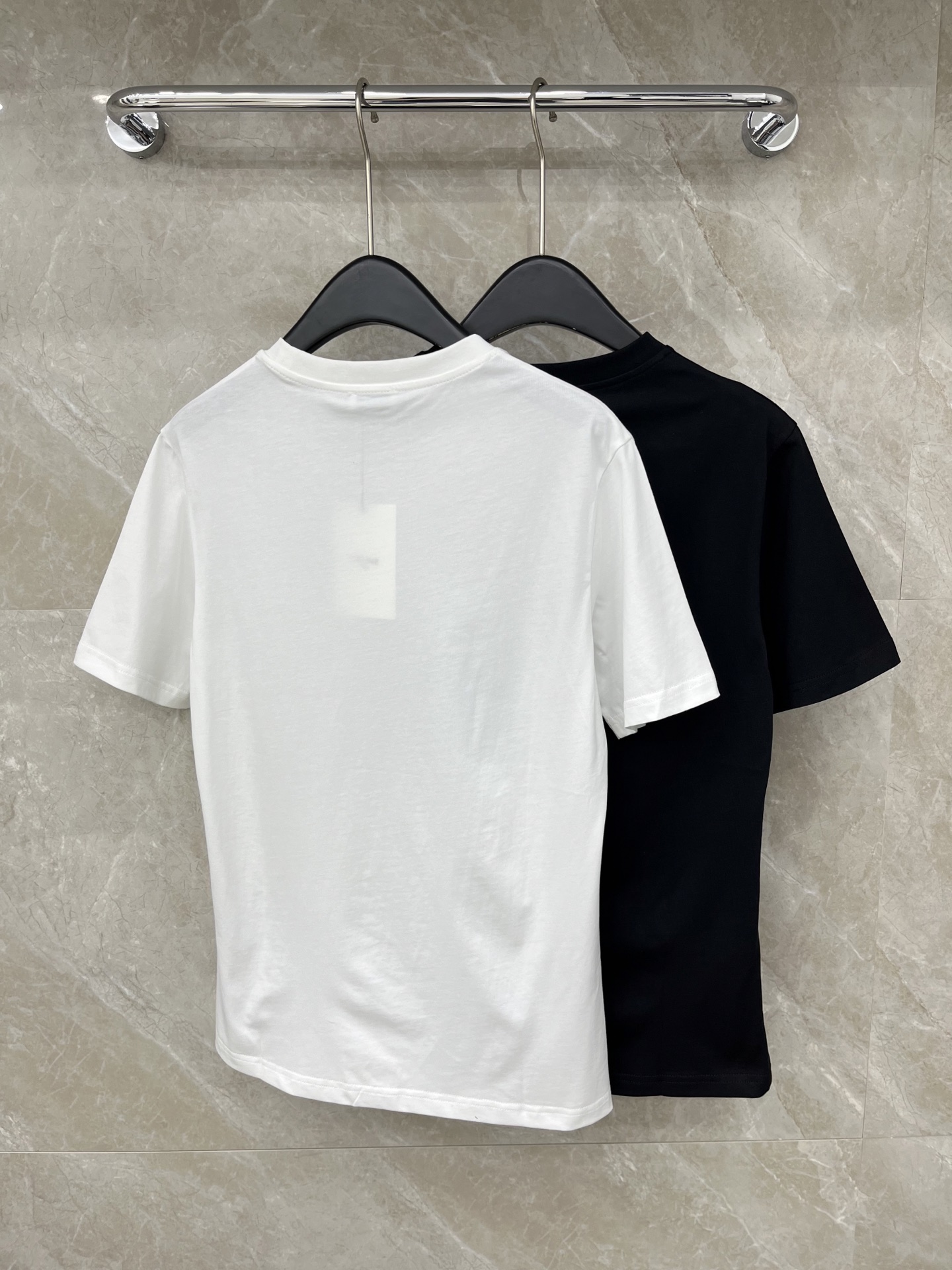 🛒𝐍𝐄𝐖 · 𝟐𝟎𝟐6/爆款现货原单品质 Celin*｜26新品烫钻订珠短袖T恤精致宽松版型上身巨显瘦！