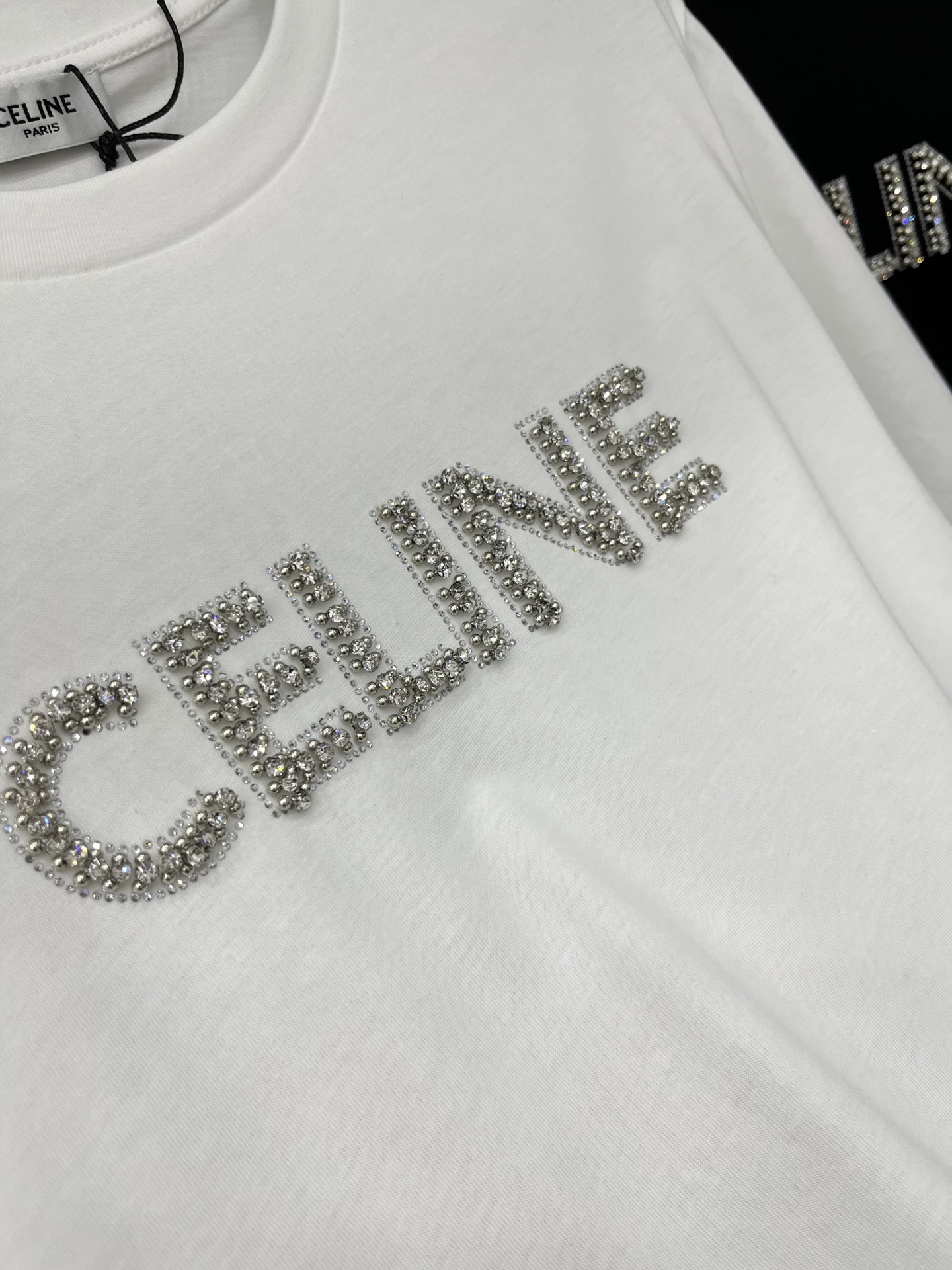 🛒𝐍𝐄𝐖 · 𝟐𝟎𝟐6/爆款现货原单品质 Celin*｜26新品烫钻订珠短袖T恤精致宽松版型上身巨显瘦！