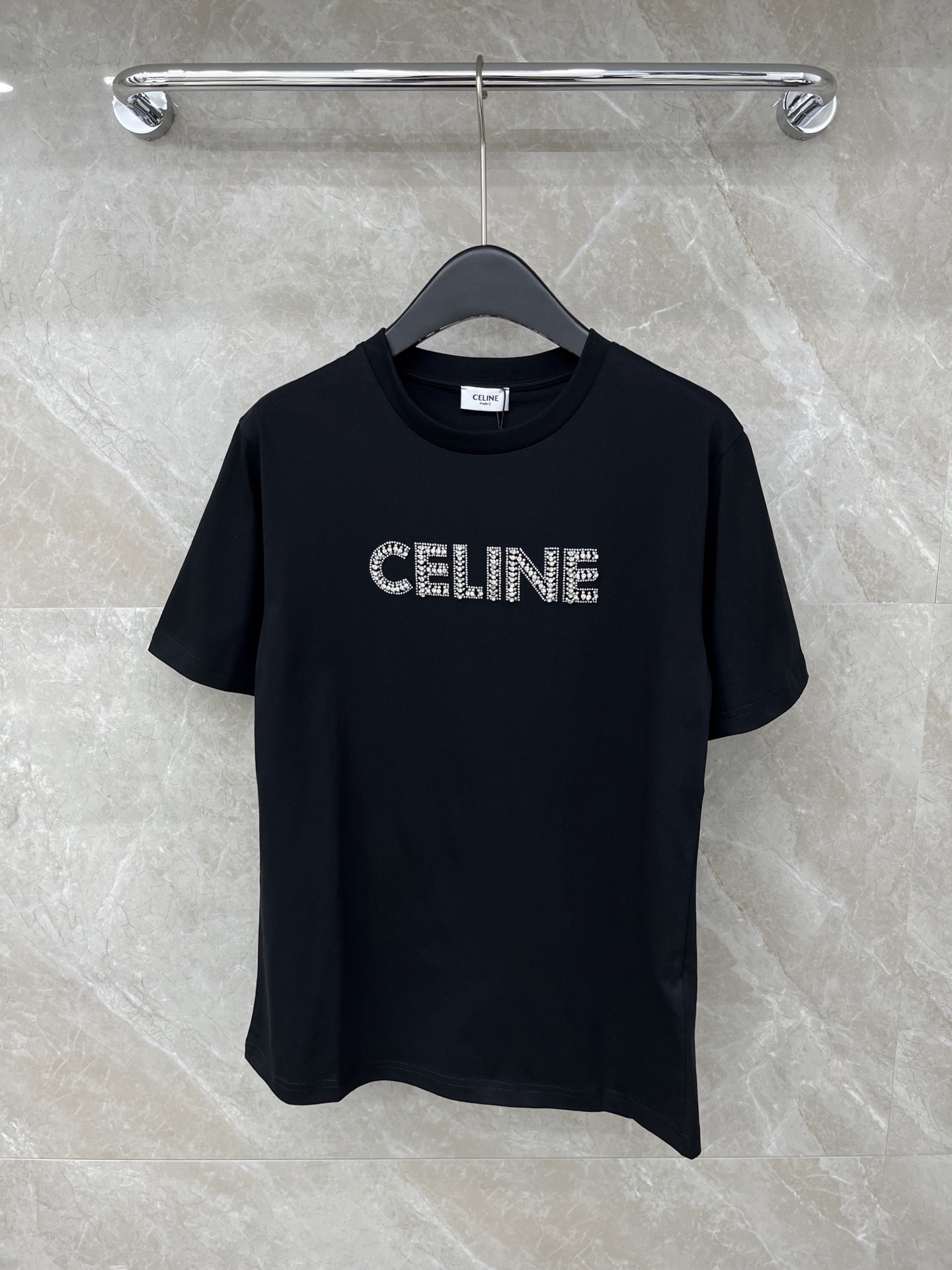 🛒𝐍𝐄𝐖 · 𝟐𝟎𝟐6/爆款现货原单品质 Celin*｜26新品烫钻订珠短袖T恤精致宽松版型上身巨显瘦！