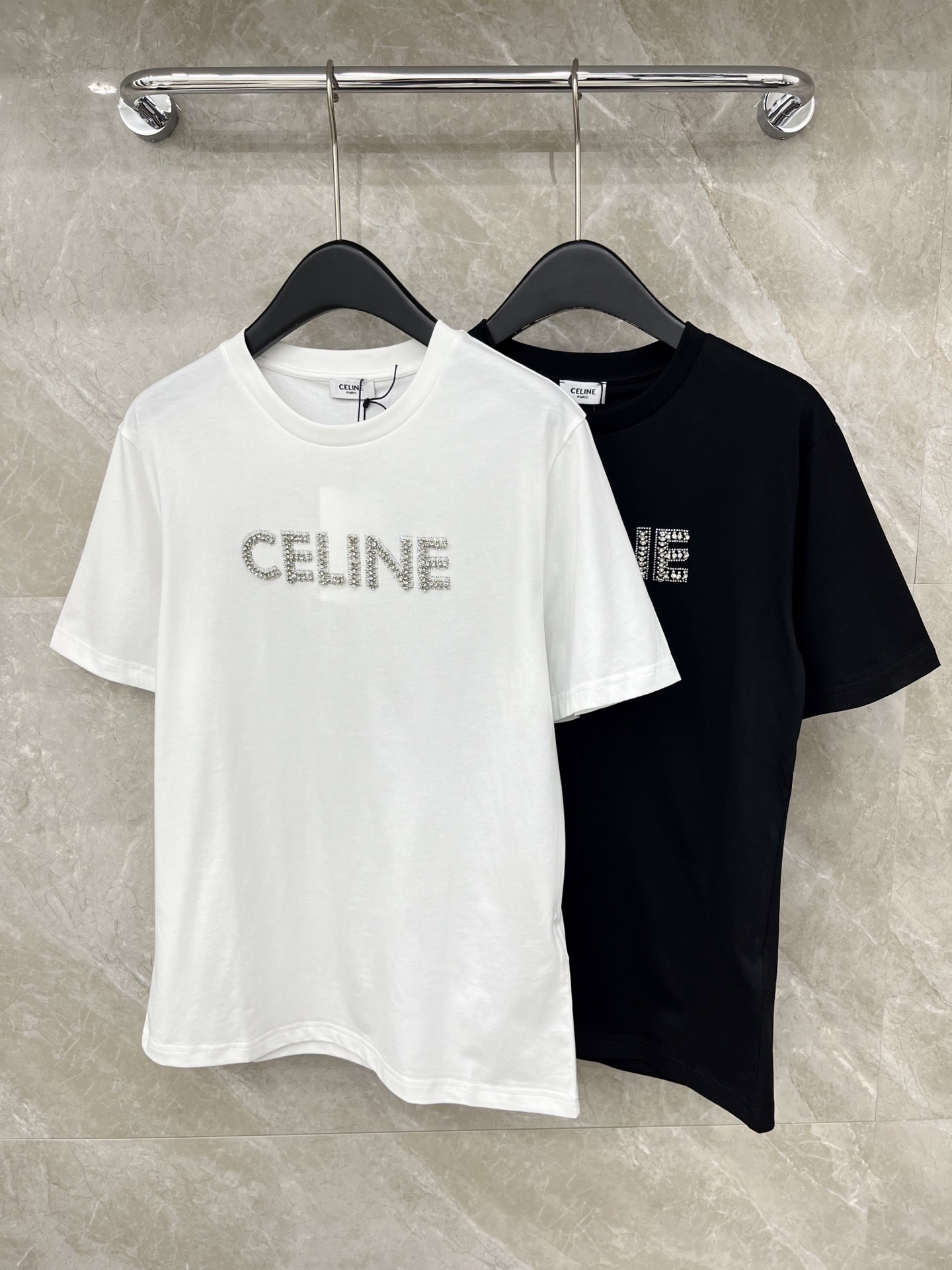 🛒𝐍𝐄𝐖 · 𝟐𝟎𝟐6/爆款现货原单品质 Celin*｜26新品烫钻订珠短袖T恤精致宽松版型上身巨显瘦！