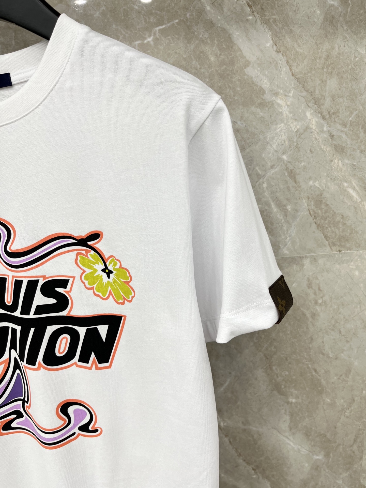 🛒𝐍𝐄𝐖 · 𝟐𝟎𝟐6/爆款现货原单品质 L*v*｜26新品印花徽章短袖T恤精致宽松版型上身巨显瘦！男女