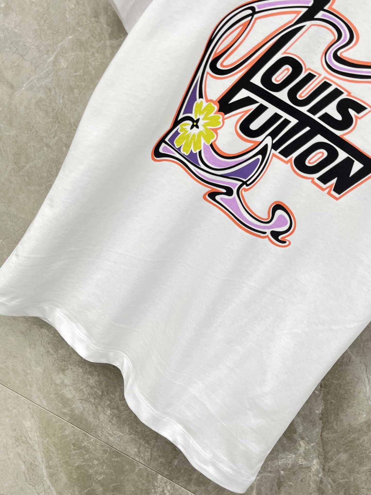 🛒𝐍𝐄𝐖 · 𝟐𝟎𝟐6/爆款现货原单品质 L*v*｜26新品印花徽章短袖T恤精致宽松版型上身巨显瘦！男女