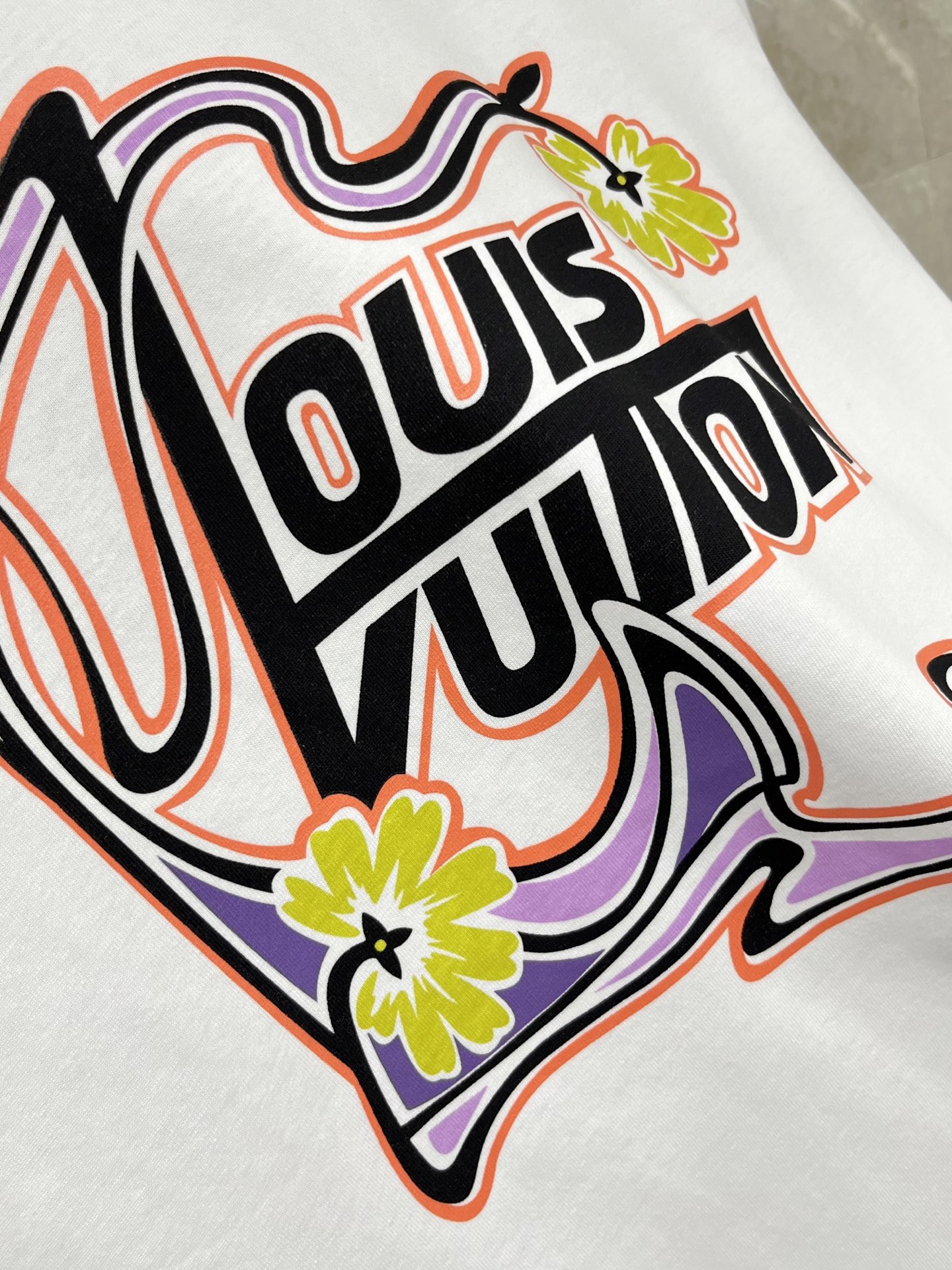 🛒𝐍𝐄𝐖 · 𝟐𝟎𝟐6/爆款现货原单品质 L*v*｜26新品印花徽章短袖T恤精致宽松版型上身巨显瘦！男女