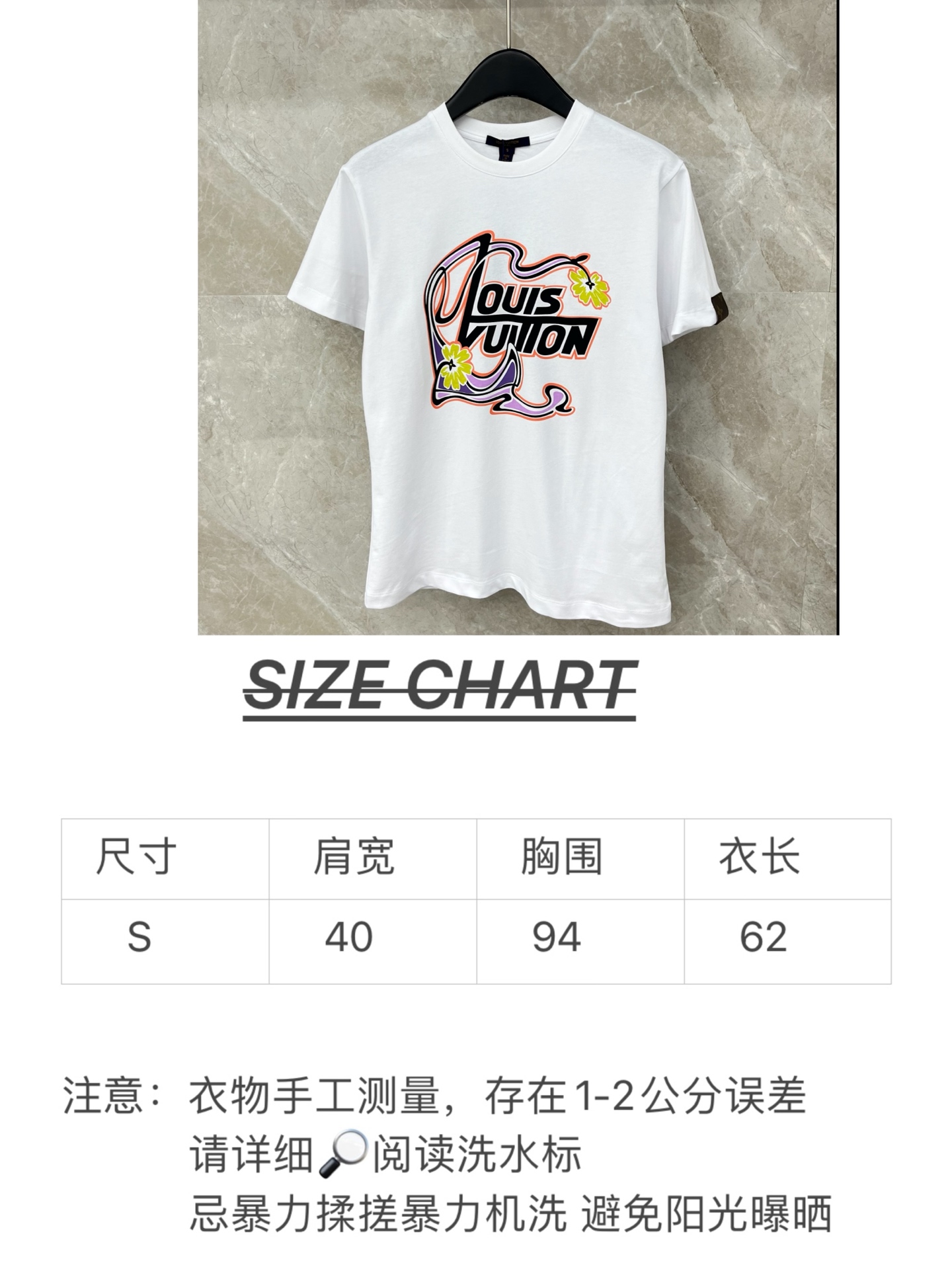 🛒𝐍𝐄𝐖 · 𝟐𝟎𝟐6/爆款现货原单品质 L*v*｜26新品印花徽章短袖T恤精致宽松版型上身巨显瘦！男女