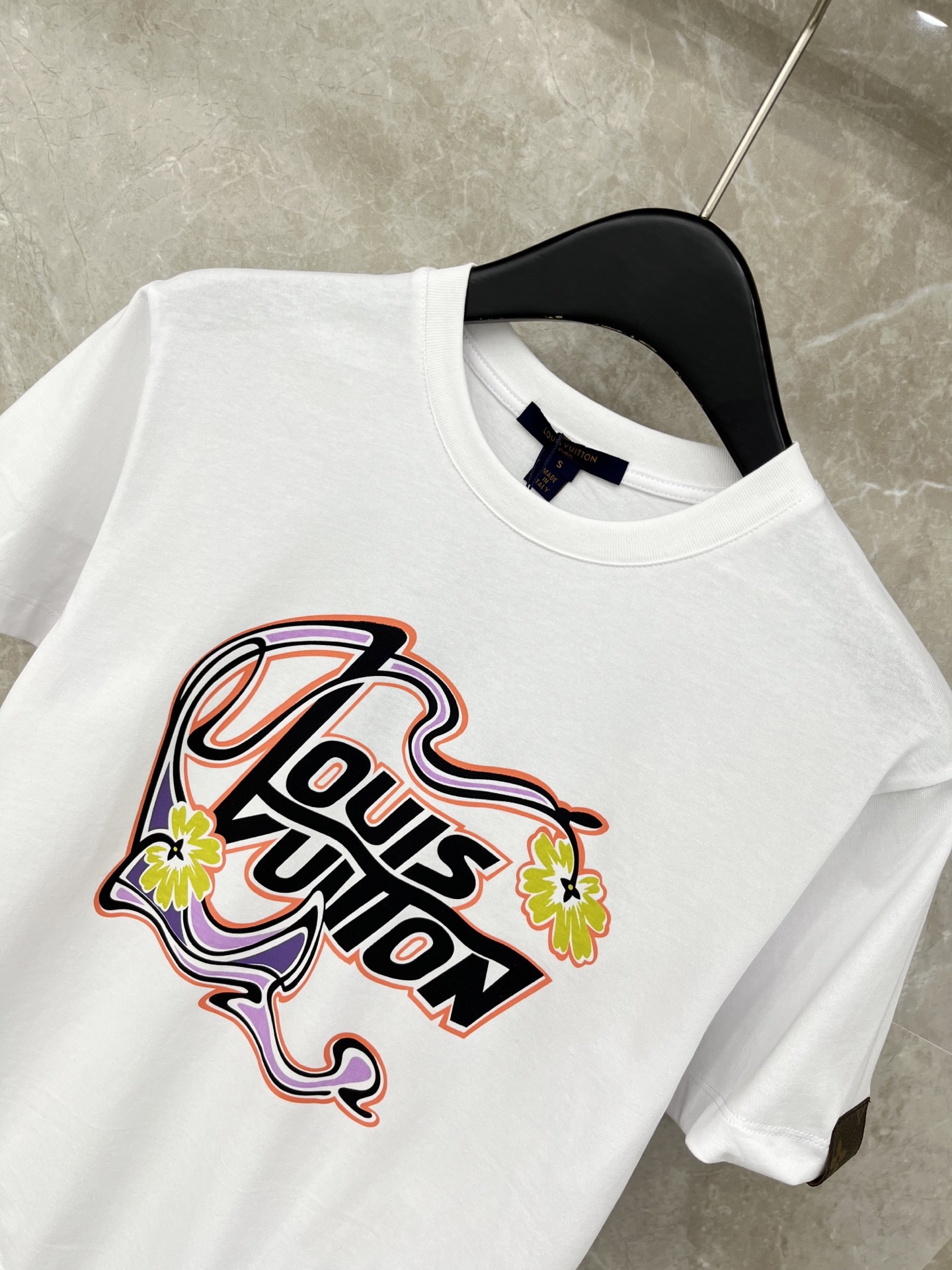 🛒𝐍𝐄𝐖 · 𝟐𝟎𝟐6/爆款现货原单品质 L*v*｜26新品印花徽章短袖T恤精致宽松版型上身巨显瘦！男女