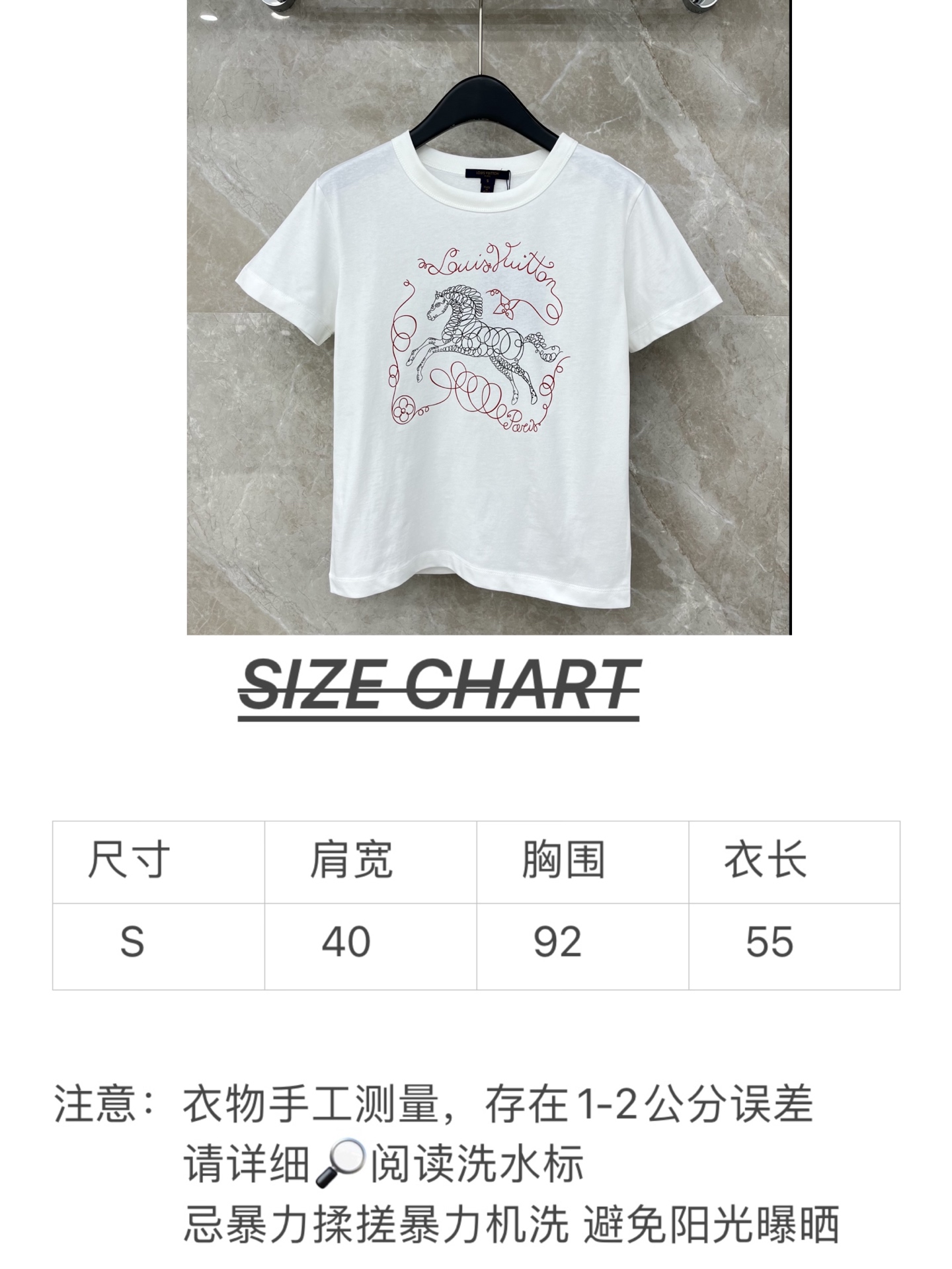 🛒𝐍𝐄𝐖 · 𝟐𝟎𝟐6/爆款现货原单品质 L*V*｜26新品马年限定印花短袖T恤精致宽松版型上身巨显瘦！