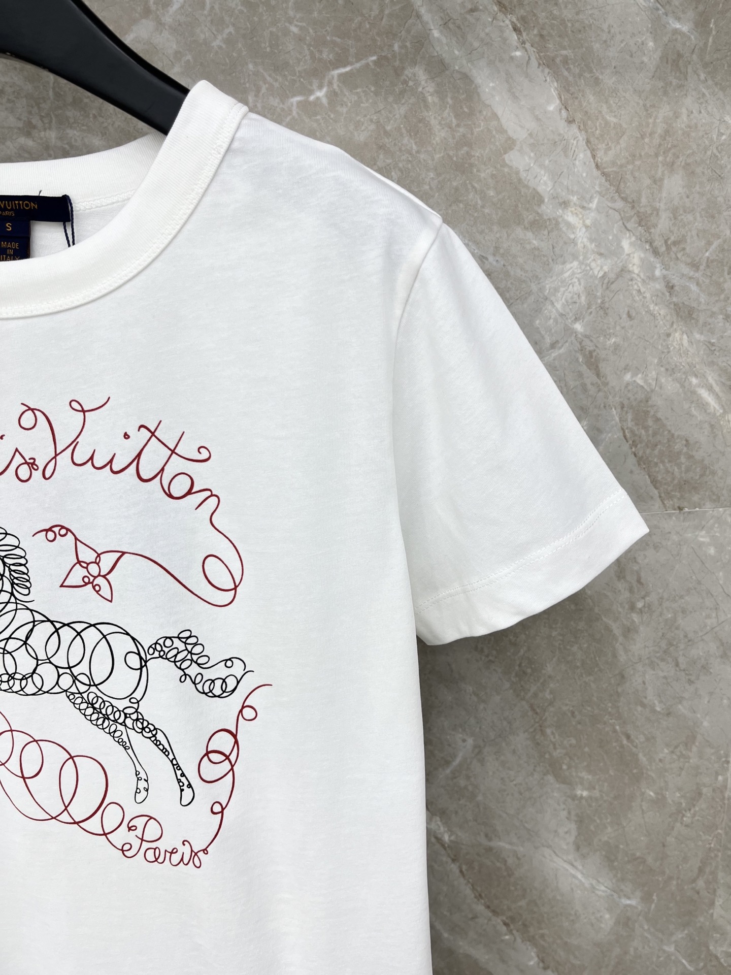 🛒𝐍𝐄𝐖 · 𝟐𝟎𝟐6/爆款现货原单品质 L*V*｜26新品马年限定印花短袖T恤精致宽松版型上身巨显瘦！