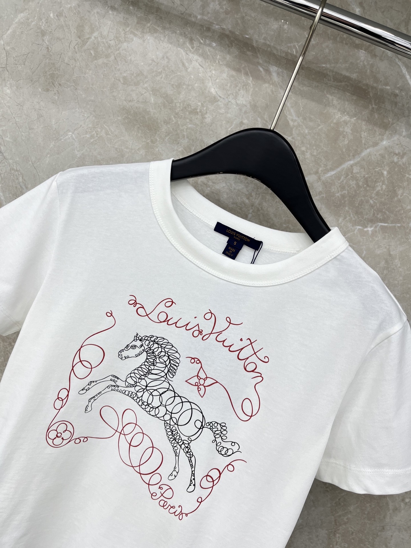 🛒𝐍𝐄𝐖 · 𝟐𝟎𝟐6/爆款现货原单品质 L*V*｜26新品马年限定印花短袖T恤精致宽松版型上身巨显瘦！