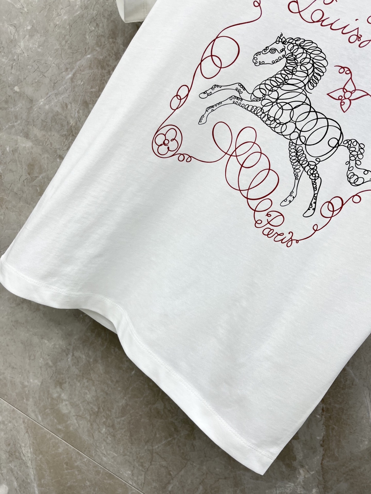 🛒𝐍𝐄𝐖 · 𝟐𝟎𝟐6/爆款现货原单品质 L*V*｜26新品马年限定印花短袖T恤精致宽松版型上身巨显瘦！