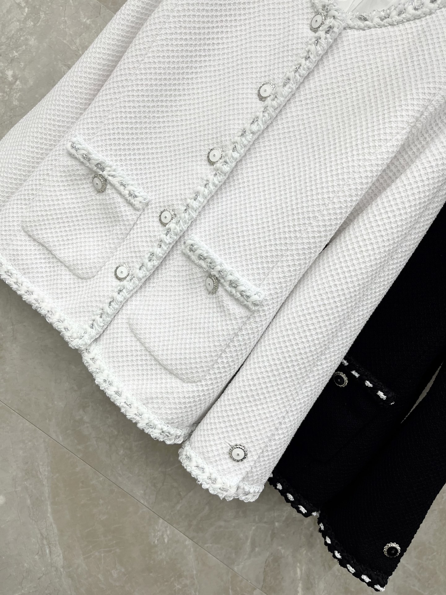 🛒𝐍𝐄𝐖 · 𝟐𝟎𝟐6/爆款现货原单品质 Cha*｜26早春新品粗花呢圆领花边外套高端大气的设计 真丝山