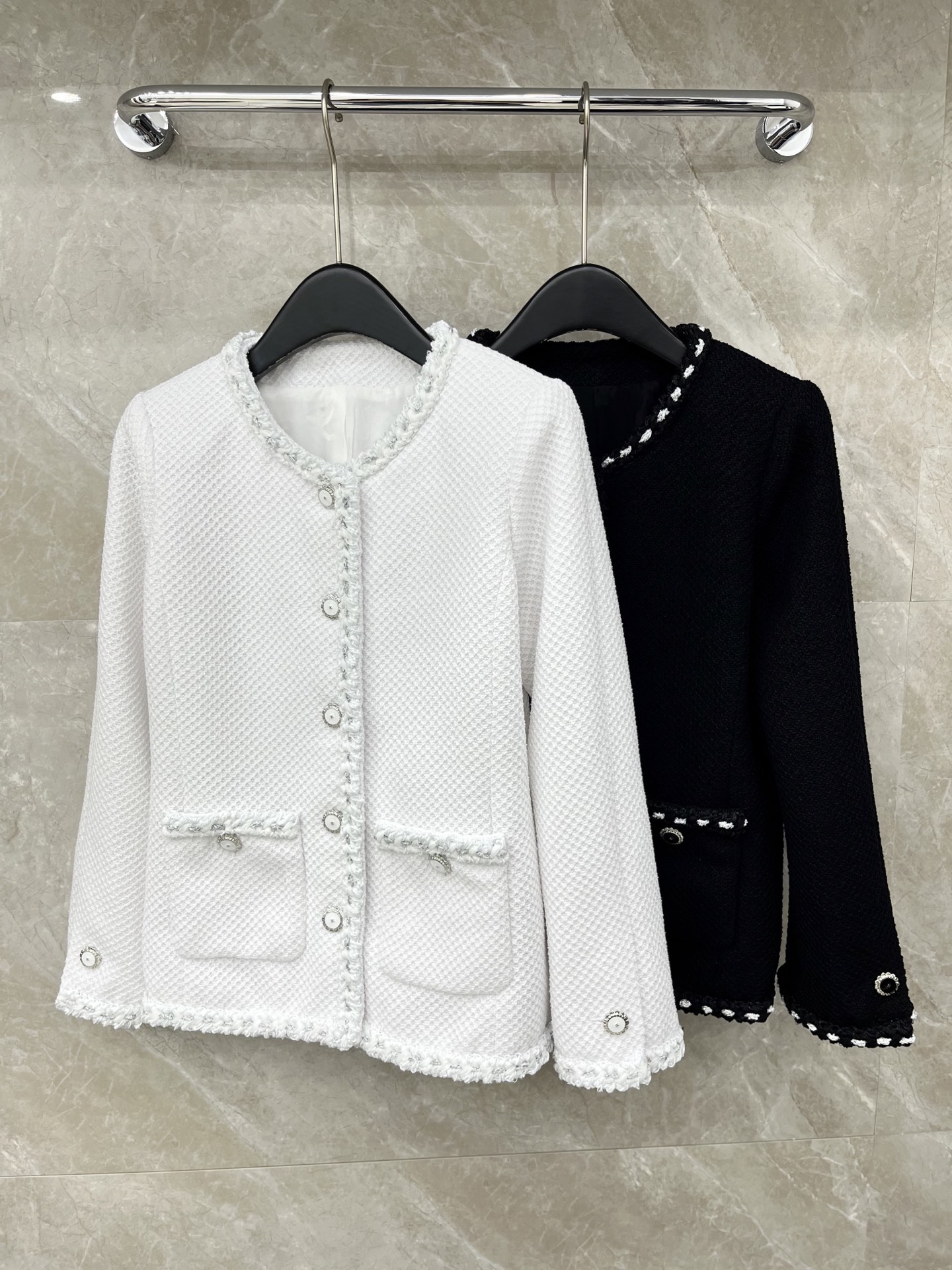 🛒𝐍𝐄𝐖 · 𝟐𝟎𝟐6/爆款现货原单品质 Cha*｜26早春新品粗花呢圆领花边外套高端大气的设计 真丝山