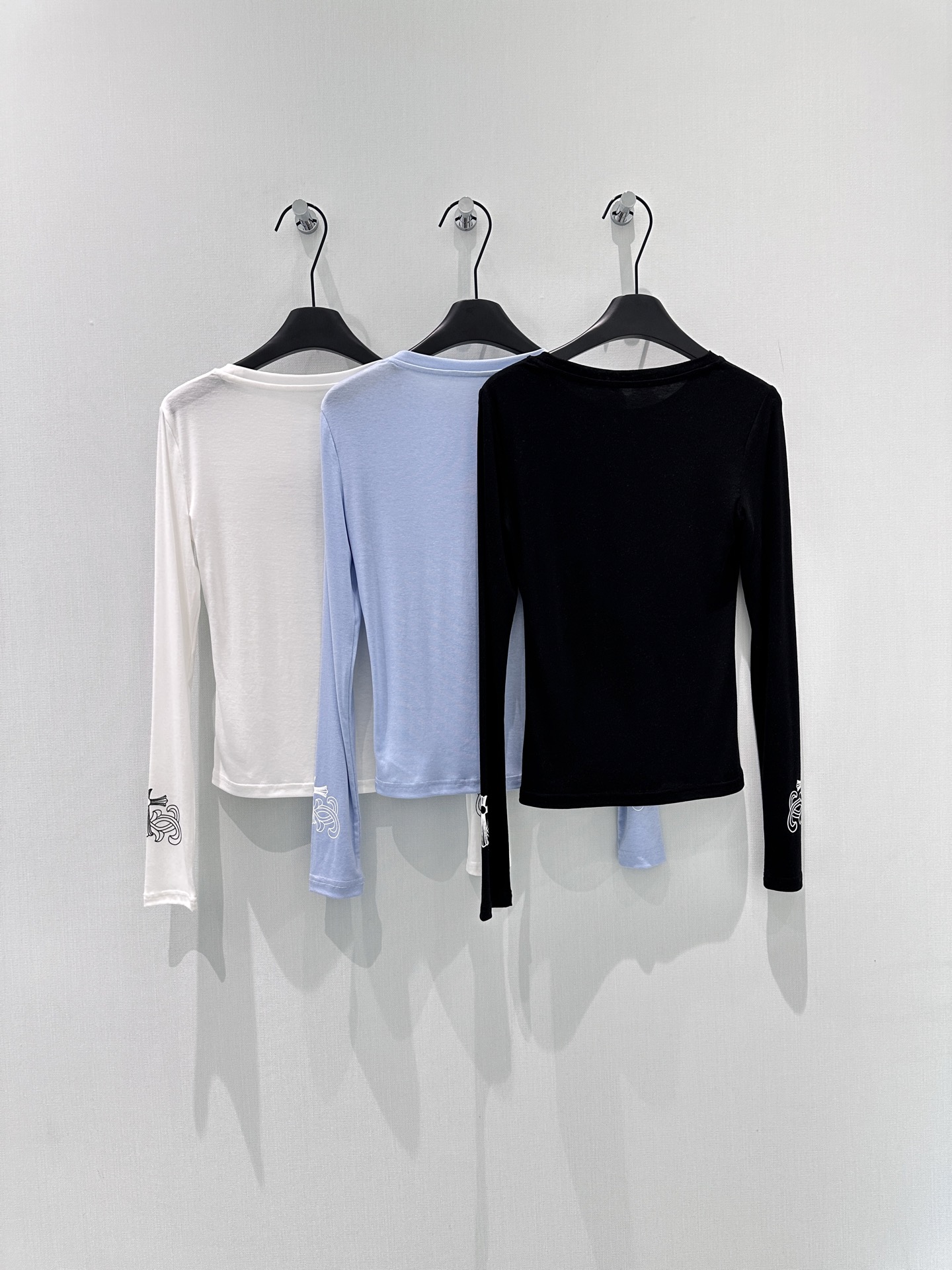 🛒𝐍𝐄𝐖 · 𝟐𝟎𝟐6/爆款现货设计师 原创｜2026新款天丝羊毛打底衫云感舒适的系列！上身的触感谁穿谁