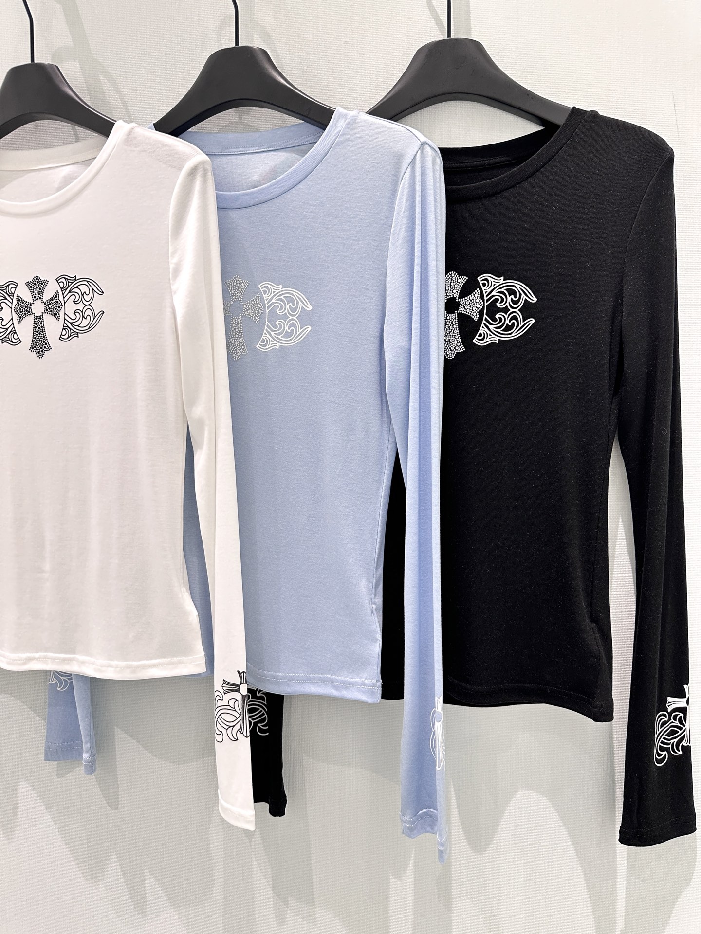 🛒𝐍𝐄𝐖 · 𝟐𝟎𝟐6/爆款现货设计师 原创｜2026新款天丝羊毛打底衫云感舒适的系列！上身的触感谁穿谁