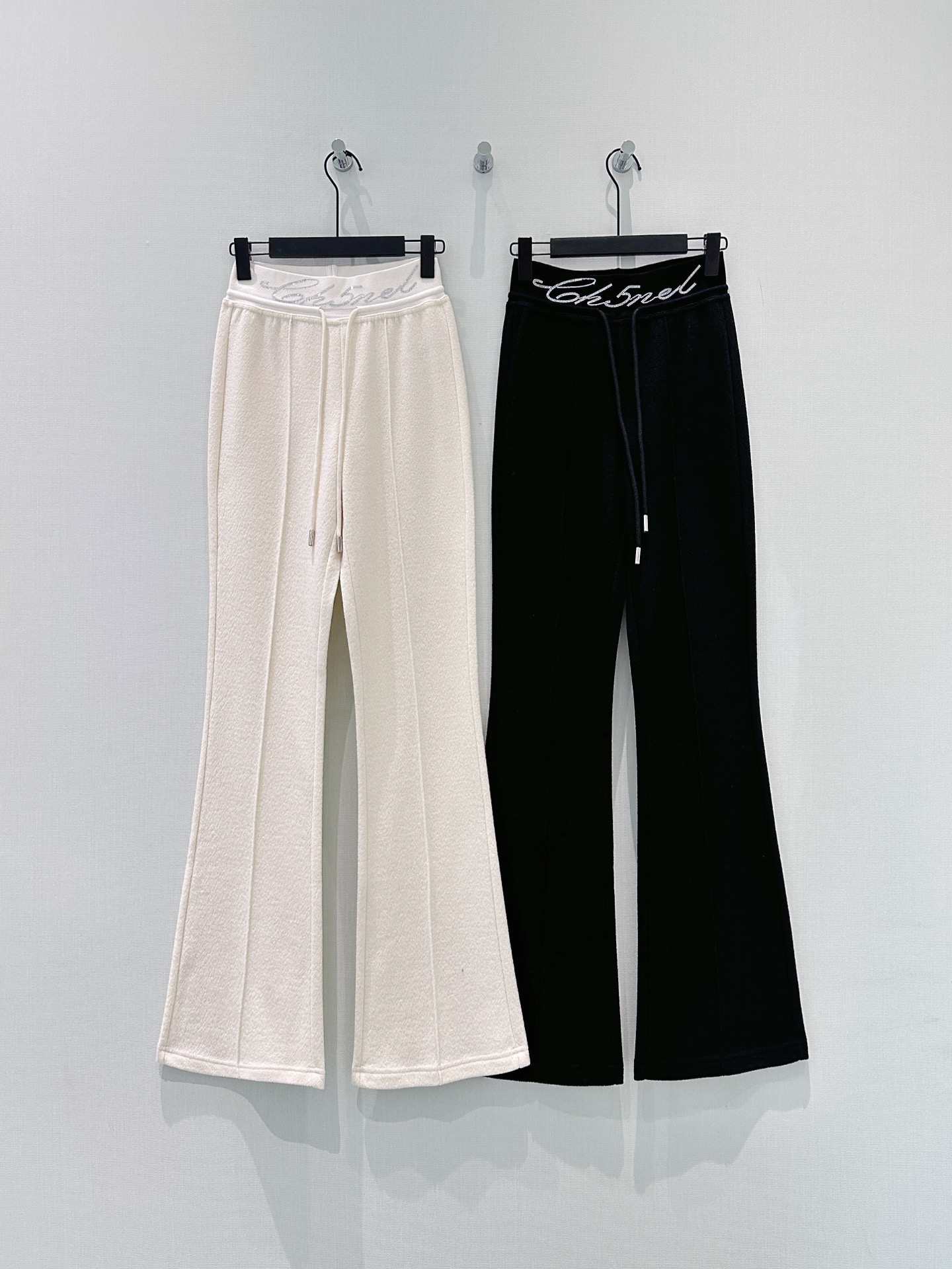 🛒𝐍𝐄𝐖 · 𝟐𝟎𝟐6/爆款现货设计师 原创｜26新品微喇抽绳休闲裤！定制版型 极简主义法式优雅的气质风