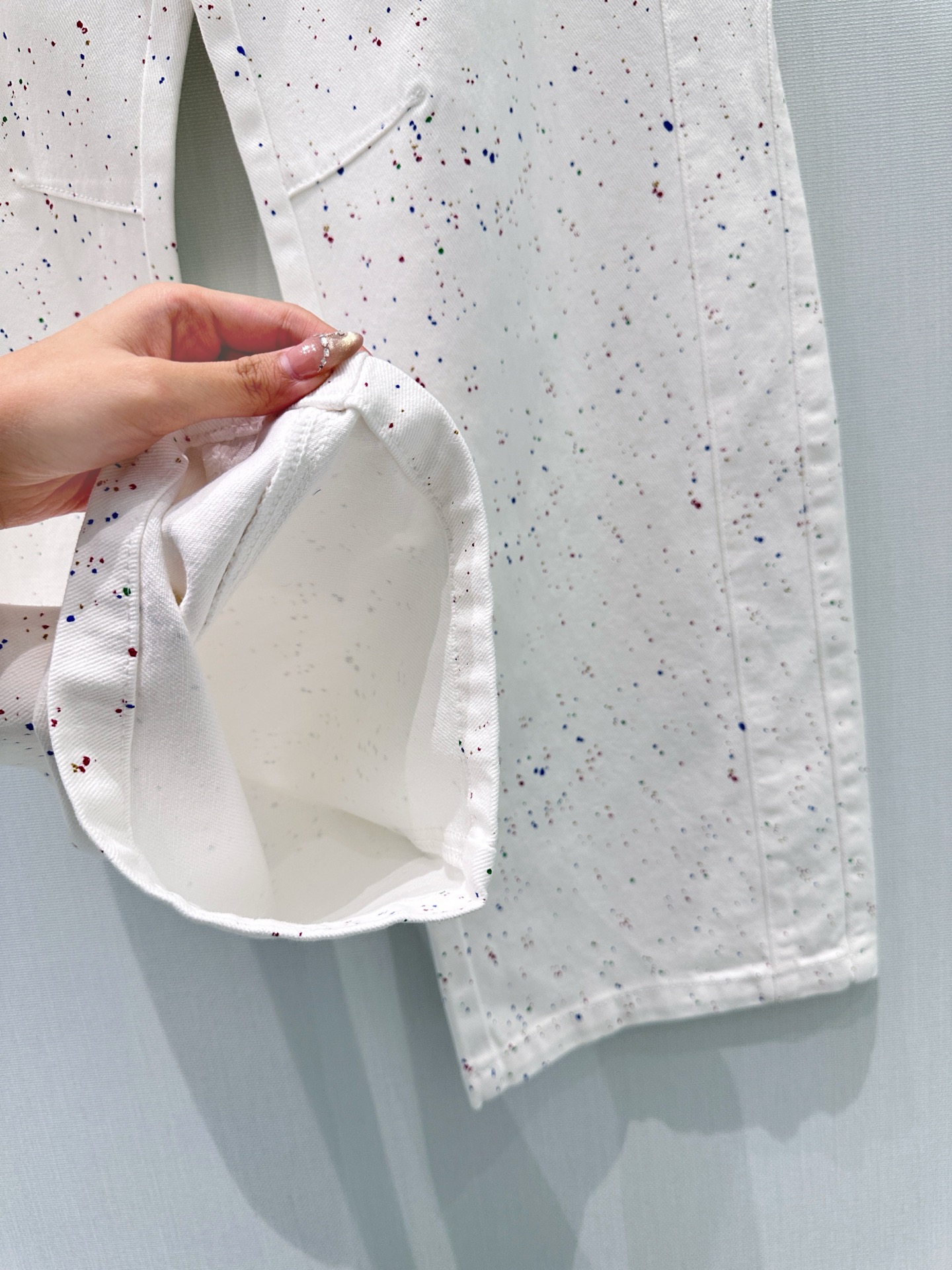 🛒𝐍𝐄𝐖 · 𝟐𝟎𝟐6/爆款现货原创 设计师｜彩色喷墨镰刀牛仔裤采用高端定制面料，牛仔穿起来非常舒适，常