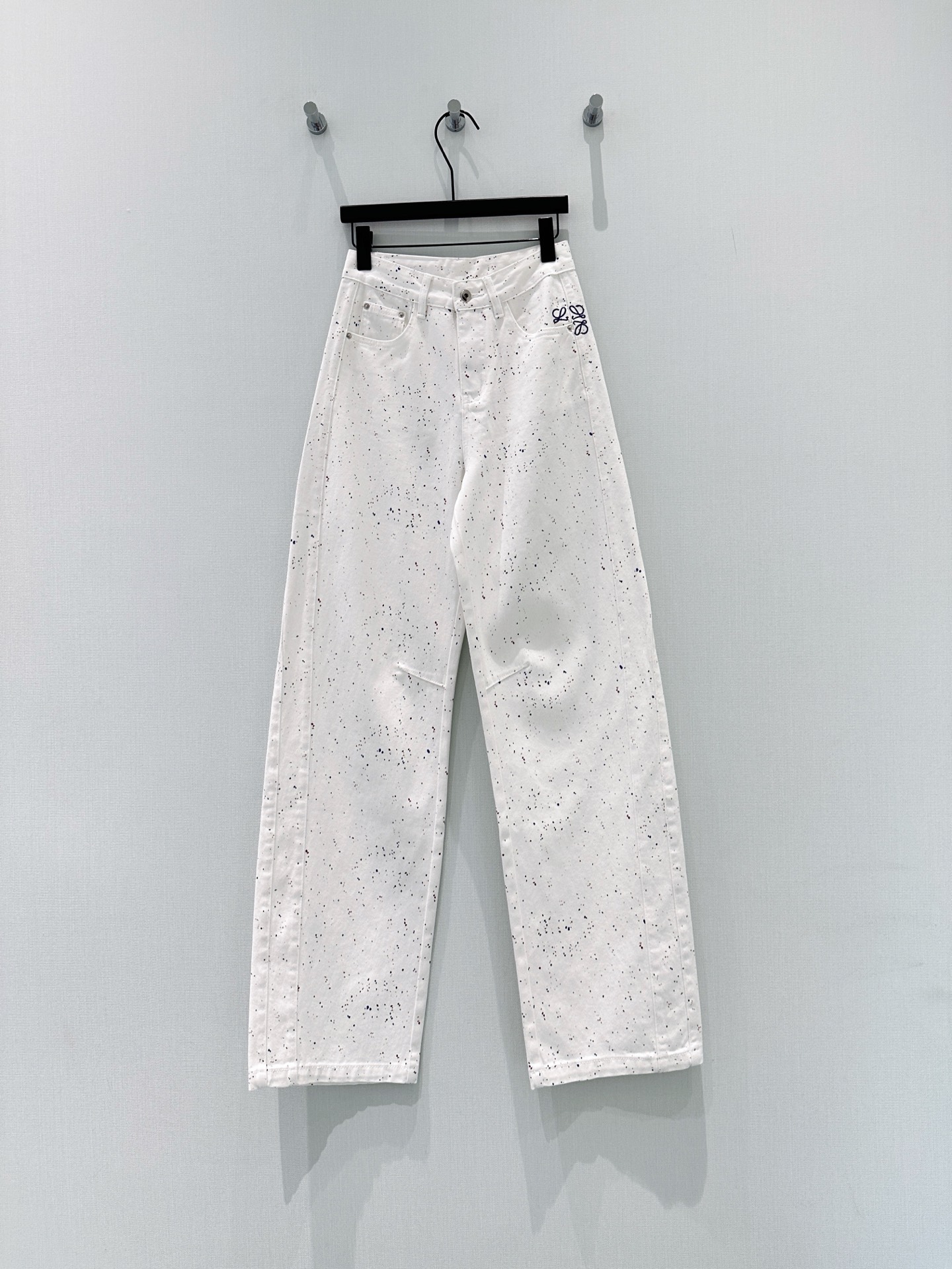 🛒𝐍𝐄𝐖 · 𝟐𝟎𝟐6/爆款现货原创 设计师｜彩色喷墨镰刀牛仔裤采用高端定制面料，牛仔穿起来非常舒适，常