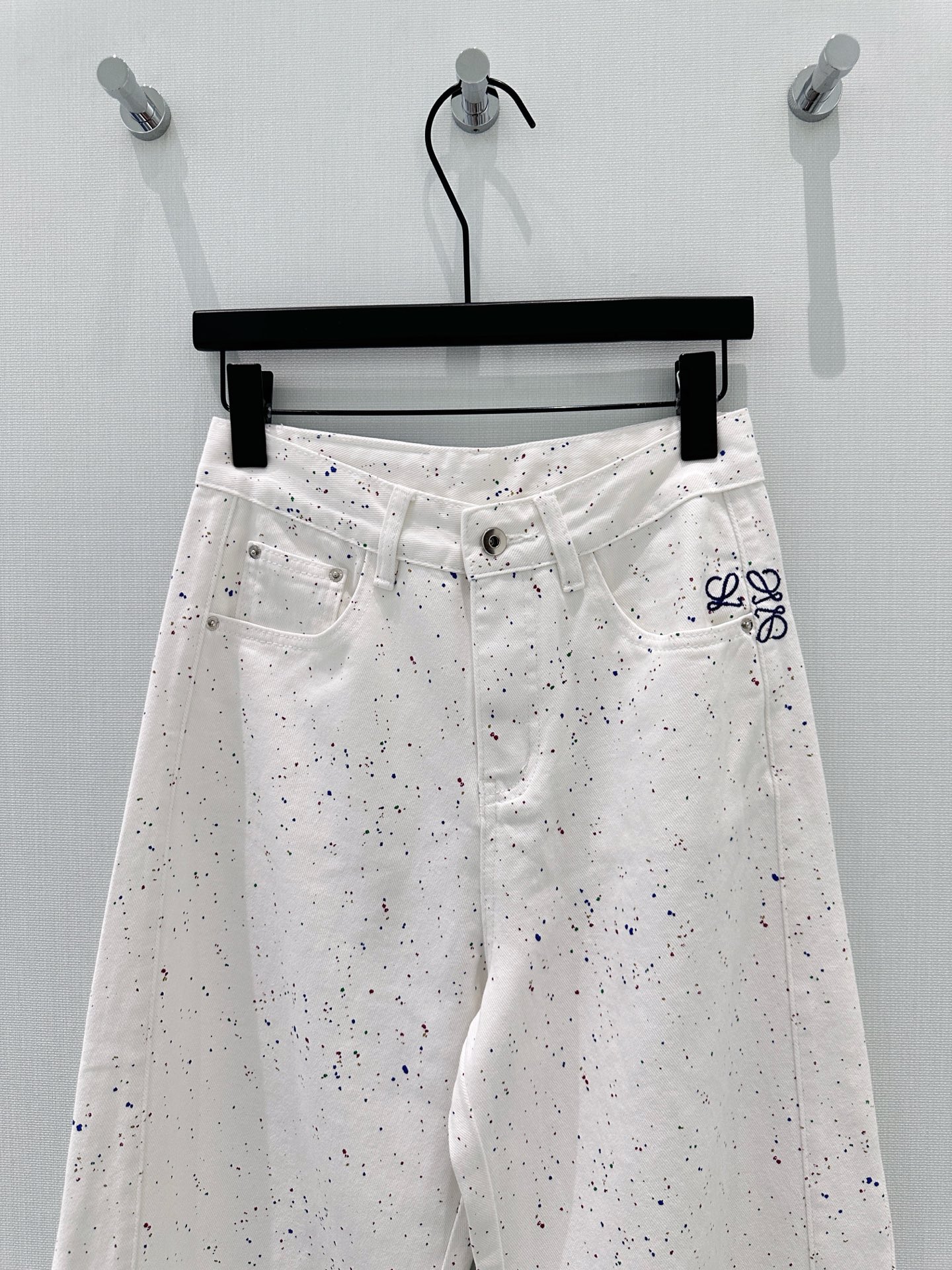 🛒𝐍𝐄𝐖 · 𝟐𝟎𝟐6/爆款现货原创 设计师｜彩色喷墨镰刀牛仔裤采用高端定制面料，牛仔穿起来非常舒适，常