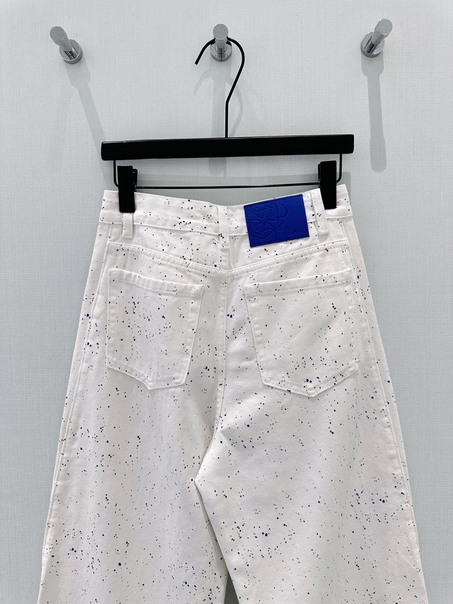 🛒𝐍𝐄𝐖 · 𝟐𝟎𝟐6/爆款现货原创 设计师｜彩色喷墨镰刀牛仔裤采用高端定制面料，牛仔穿起来非常舒适，常