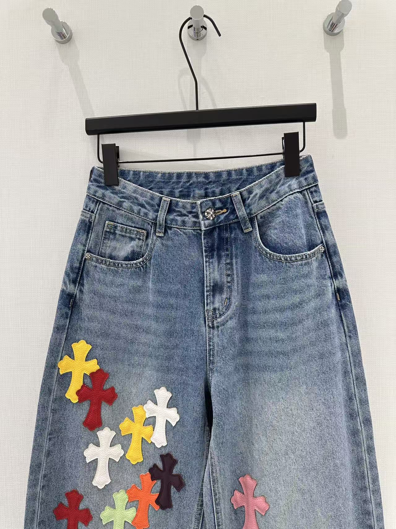 🛒𝐍𝐄𝐖 · 𝟐𝟎𝟐6/爆款现货原创 克罗星｜彩色十字贴镰刀牛仔裤采用高端定制面料，牛仔穿起来非常舒适，