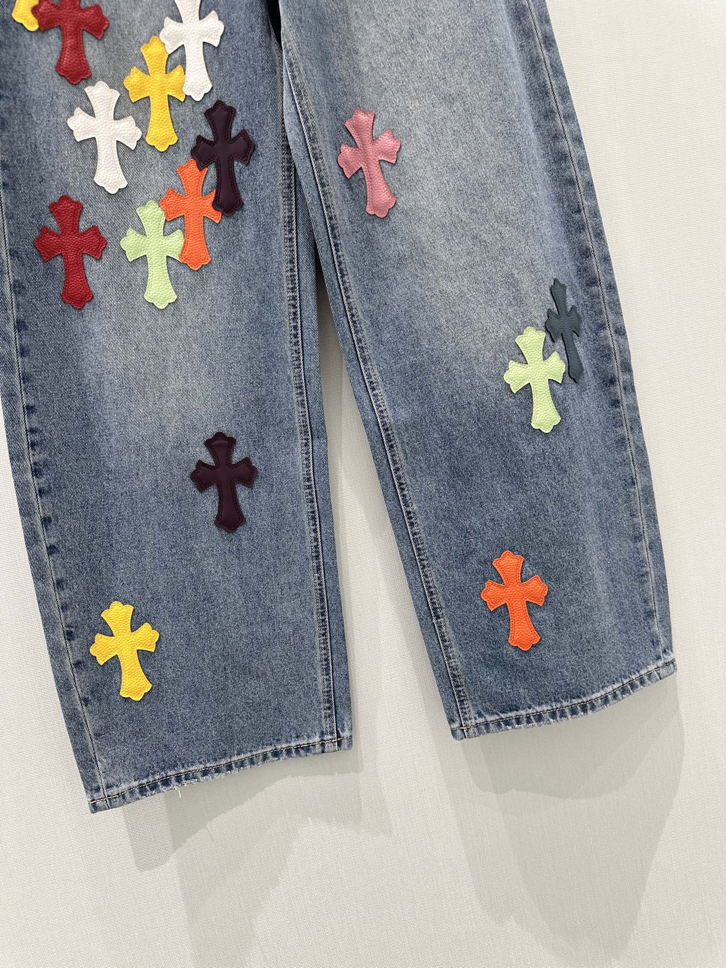 🛒𝐍𝐄𝐖 · 𝟐𝟎𝟐6/爆款现货原创 克罗星｜彩色十字贴镰刀牛仔裤采用高端定制面料，牛仔穿起来非常舒适，