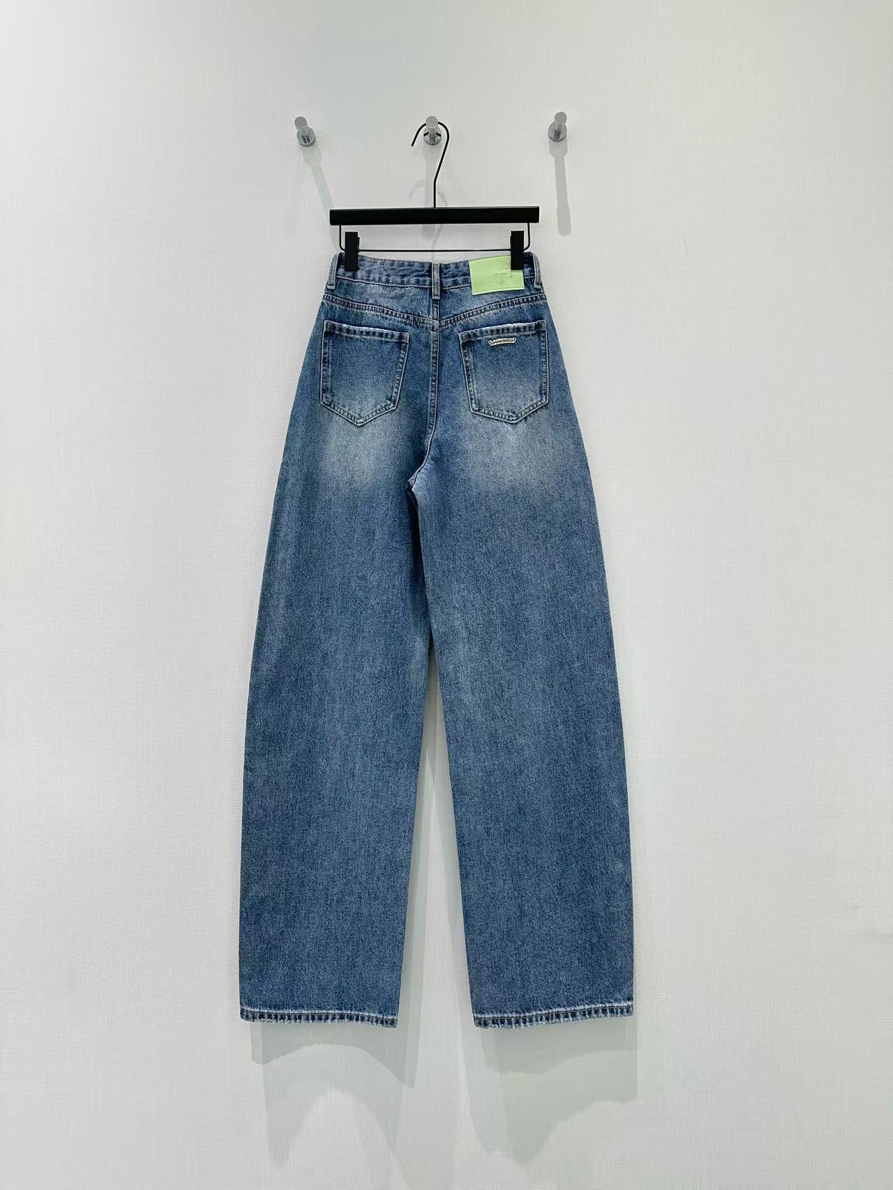 🛒𝐍𝐄𝐖 · 𝟐𝟎𝟐6/爆款现货原创 克罗星｜彩色十字贴镰刀牛仔裤采用高端定制面料，牛仔穿起来非常舒适，