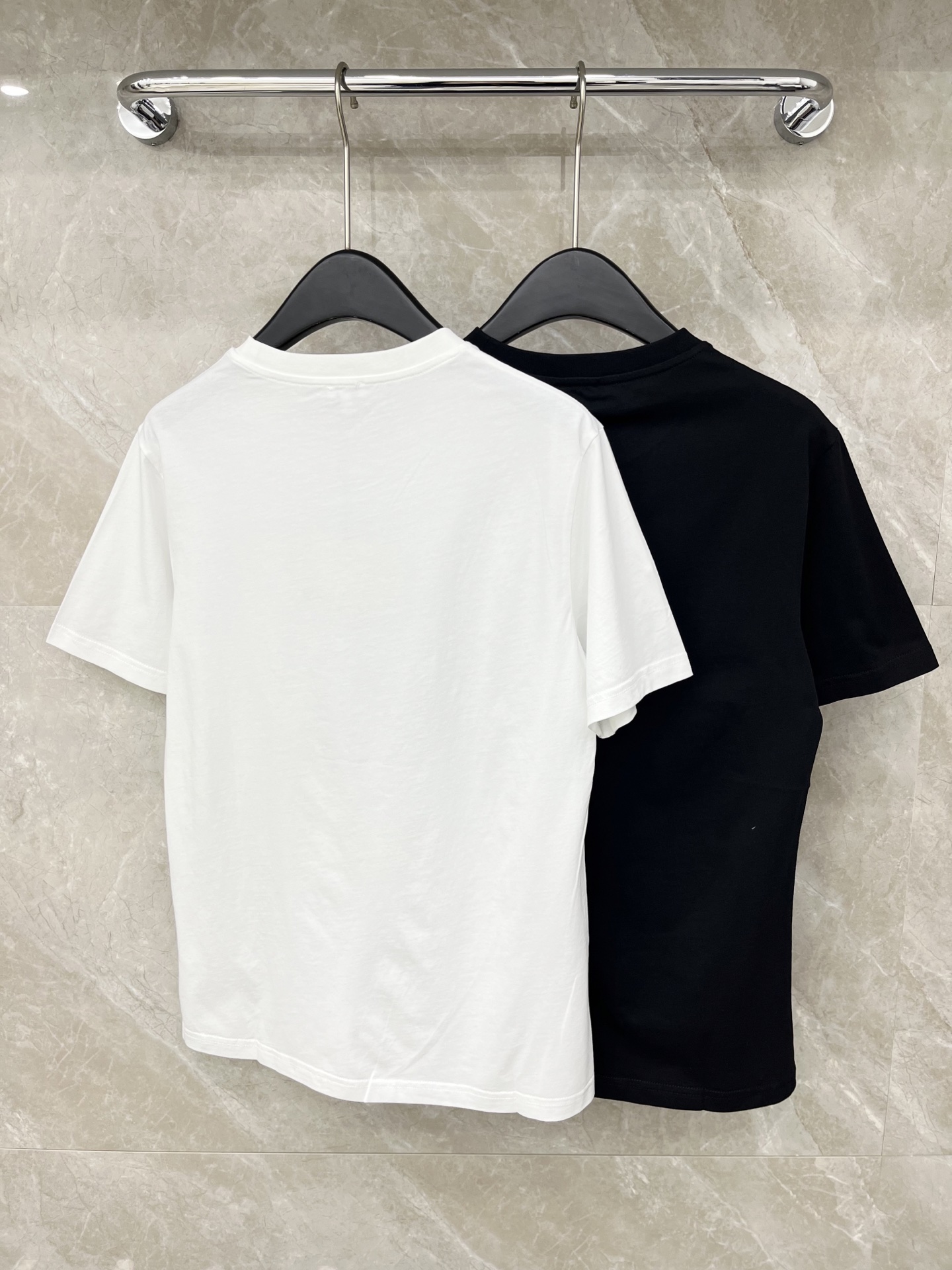 🛒𝐍𝐄𝐖 · 𝟐𝟎𝟐6/爆款现货原单品质 Loe*｜26新品刺绣短袖T恤精致宽松版型上身巨显瘦！男女同款