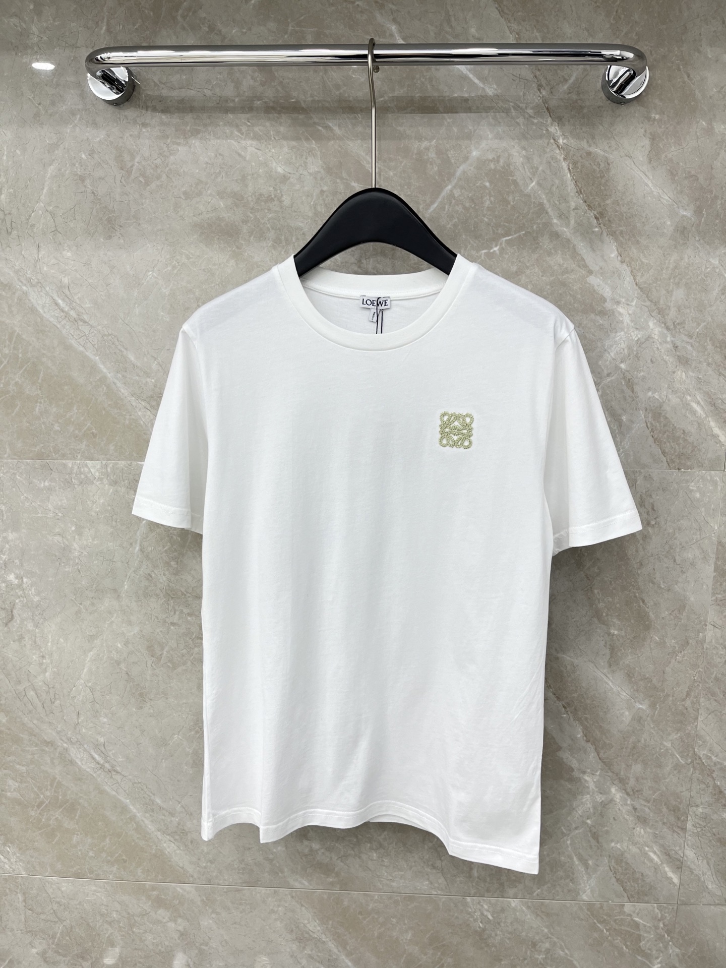 🛒𝐍𝐄𝐖 · 𝟐𝟎𝟐6/爆款现货原单品质 Loe*｜26新品刺绣短袖T恤精致宽松版型上身巨显瘦！男女同款