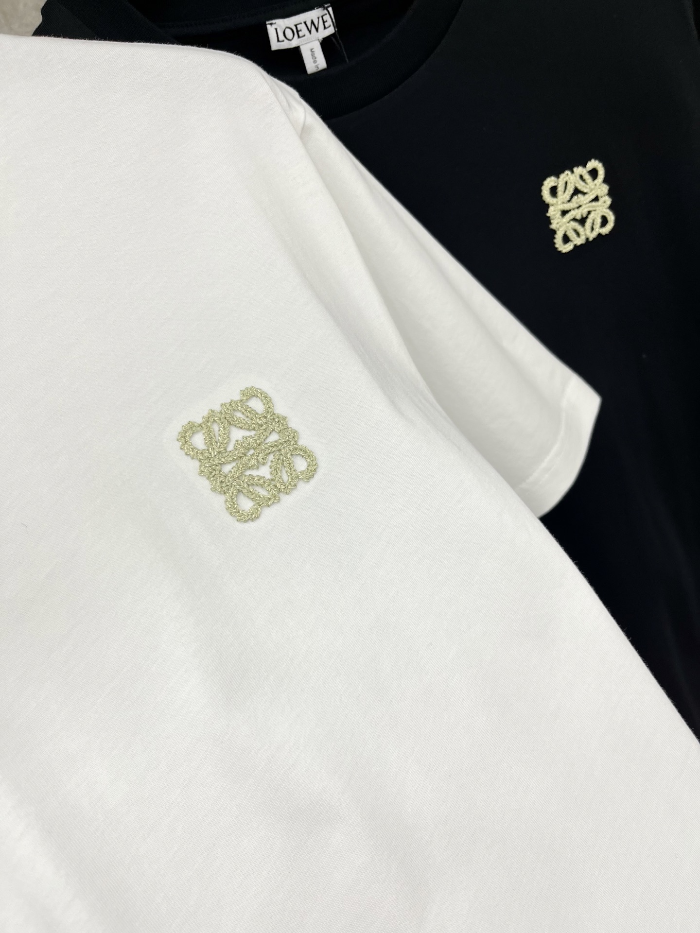 🛒𝐍𝐄𝐖 · 𝟐𝟎𝟐6/爆款现货原单品质 Loe*｜26新品刺绣短袖T恤精致宽松版型上身巨显瘦！男女同款