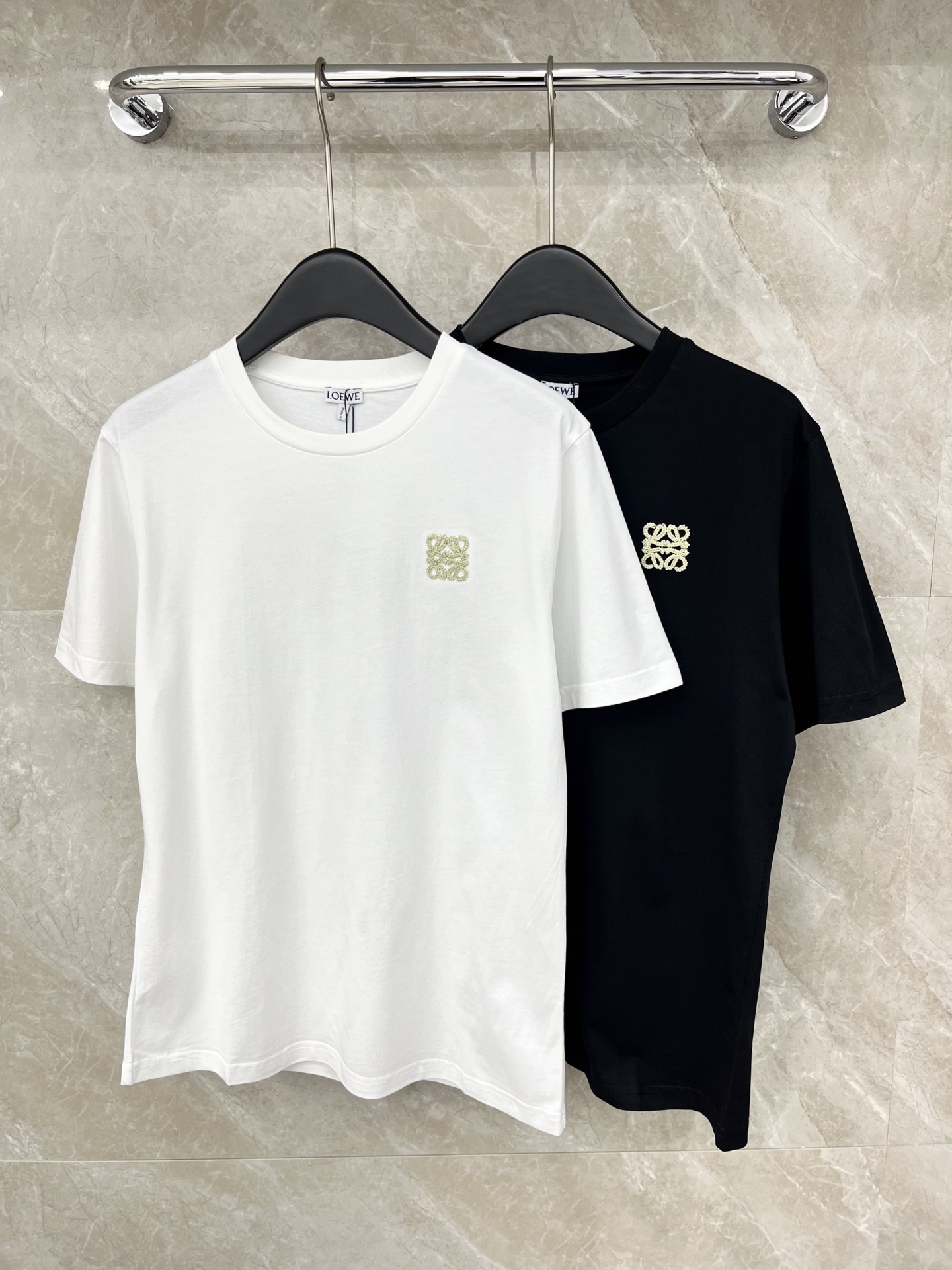 🛒𝐍𝐄𝐖 · 𝟐𝟎𝟐6/爆款现货原单品质 Loe*｜26新品刺绣短袖T恤精致宽松版型上身巨显瘦！男女同款