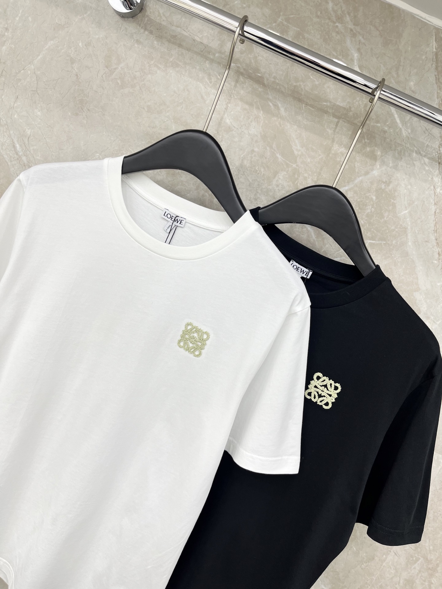 🛒𝐍𝐄𝐖 · 𝟐𝟎𝟐6/爆款现货原单品质 Loe*｜26新品刺绣短袖T恤精致宽松版型上身巨显瘦！男女同款