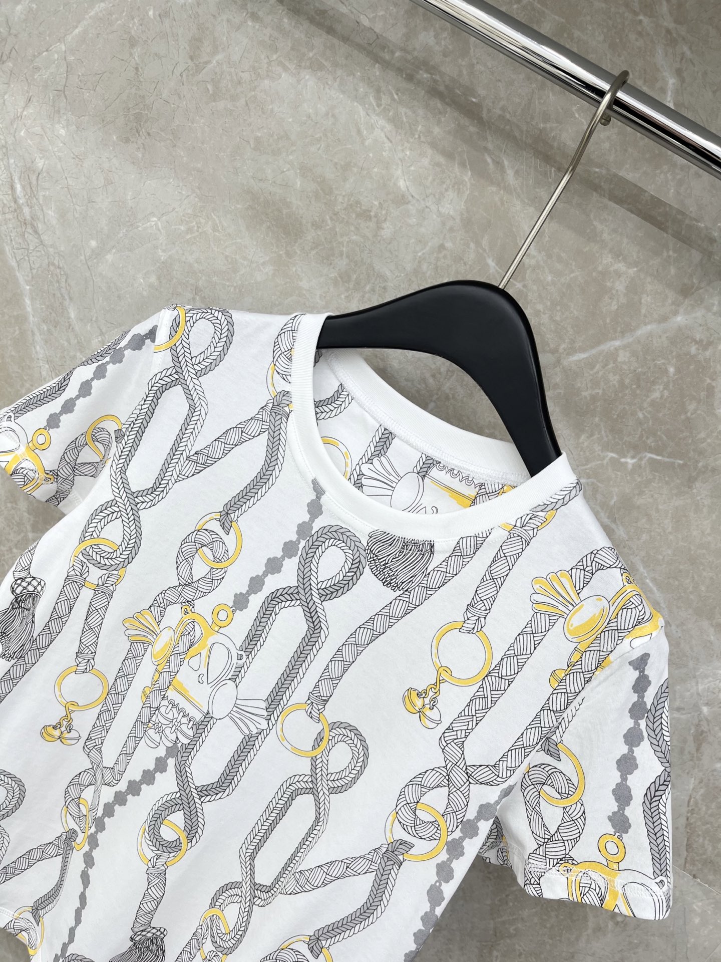 🛒𝐍𝐄𝐖 · 𝟐𝟎𝟐6/爆款现货原单品质 Her*｜26新品印花短袖T恤精致常规版型上身巨显瘦！定制最新