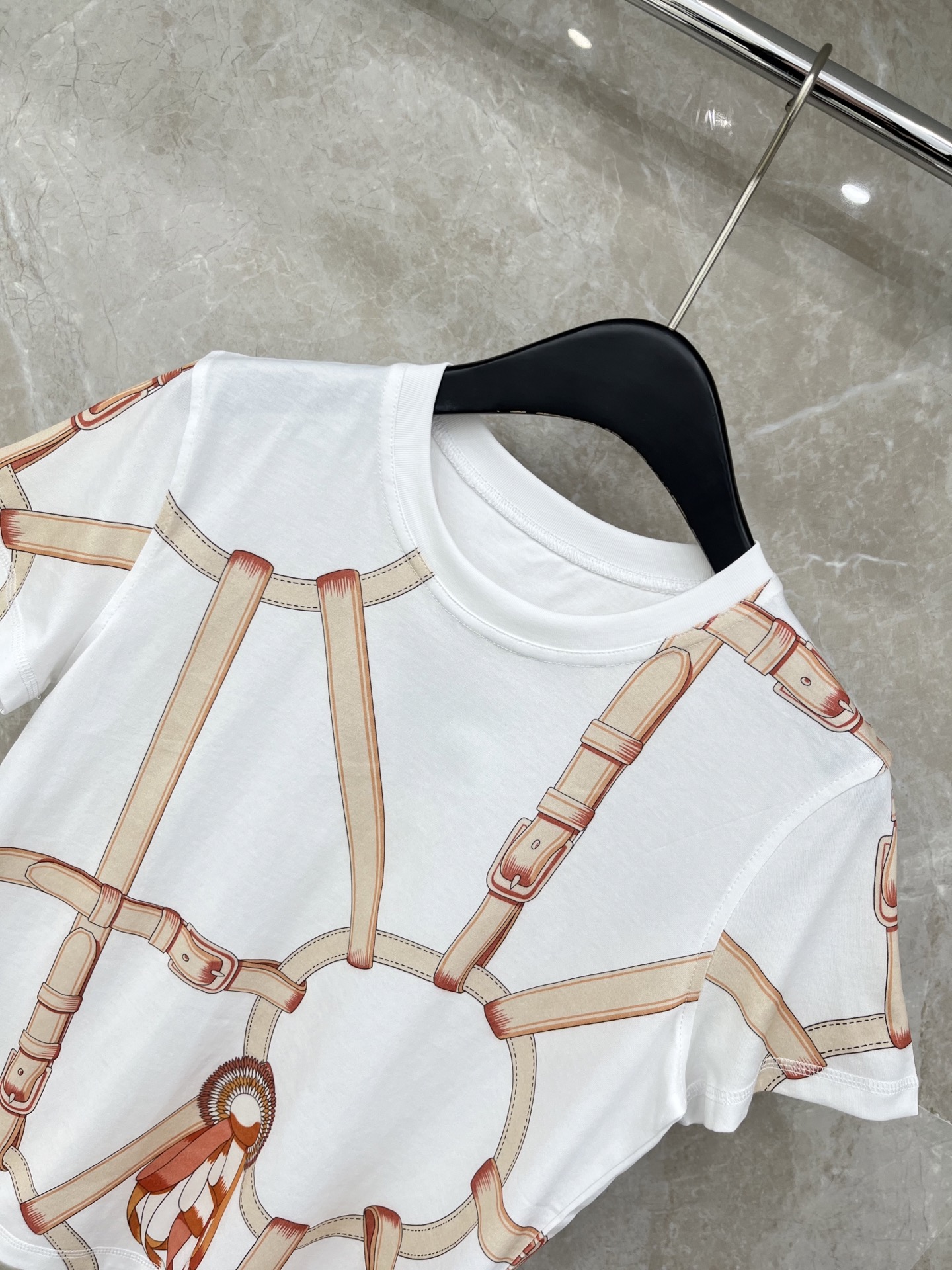 🛒𝐍𝐄𝐖 · 𝟐𝟎𝟐6/爆款现货原单品质 Her*｜26新品印花短袖T恤精致常规版型上身巨显瘦！定制最新